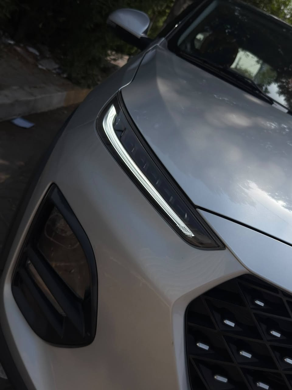 السلام عليكم 
سيارة شيري تيكو  TIGGO 2 PRO موديل ( 2024 ) فول مواصفات للأخير، رقم بغداد الجديد الدولي حرة بأسمي 
السيارة بحالة الوكالة استلام شركة 2026، السيارة زيرو ماشية حقيقي ( 3 الف ) زيروو بعدها بدهن الشركة الاصلي

السيارة مكفولة كفالة عامة 
بعدها بنايلون الشركة 

مواصفات السيارة
* الموديل: 2024  TIGGO 2 PRO  فول مواصفات للأخير 
* محرك: 1500 اقتصادي تنفس طبيعي
* اللون: ( تو كلر )
* ناقل حركة: أوتوماتيك
* فتحة سقف 
*  تشغيل بصمة + دخول ذكي
* بصمة ابواب
* كشنات جلد
* ستيرن جلد ( تحكم جهتين ) 
* ترحيب عند الاقتراب والفتح
* حاكية للإتصال والرد على المكالمات
* بلوتوث + USB
* شاشة لمس كبيرة متعددة الوسائط (اندرويد اوتو + كار بلي)
* كامرة خلفية دوارة 
* حساسات خلفية
* نظام نزول منحدرات
* لايت زنون عالي + ناصي
* لدات نهاري 
* بك لايت LED
* مرايا كهرباء + اشارات بالمري 
* كشافات هالوجين
* مثبت سرعة ESP
* مانع انزلاق المكابح APS
* حساسات نظام مراقبة ضغط الإطارات TBMS
* جنوط أصلية 
* ويل كب عدد ( 4 )
* ايرباك AIR BAG عدد ( 2 )
* حاملات اكواب عدد ( 6 )
* سبير منازل من الجنطة ولا مفتوح + المعدات كاملة الأصلية غير مفتوحة

السعر المطلوب ( 120 $ ) بيها مجال بسيط 
مكان السيارة بغداد / حي الجهاد  الضباط
رقم الهاتف / ***********
