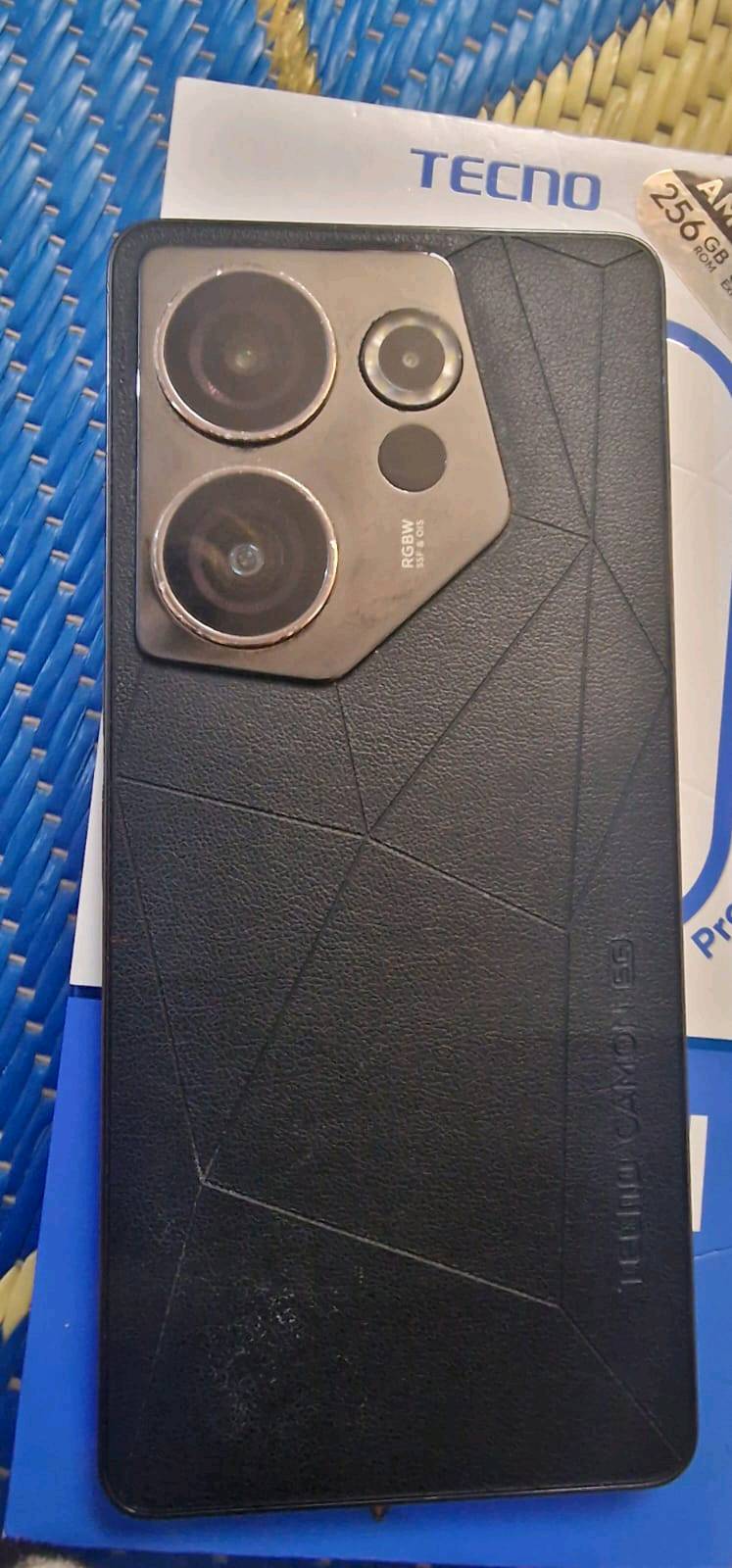 سلام عليكم👋🏻
 تكنو كامون 20 برو g5☠️💀
 الجهاز نضافه 99%✅
مع شريحتين ☎️ +رام🧨
مع كامره 50ميگا بيكسل صور والفيديو 4k📷
 جهاز ما مفتوح مع ملحقات مثل ما موضح بالصور
جهاز يدعم 90 فريم في البوبجي 🎮
مع بطاريه 5000 ملي وشحن سريع 33 ⭐ خلال 35 دقيقه من ( 0 _ 100)🔋
سعره 250 الف قفل عنواني بغداد🇮🇶
للتواصل واتساب فقط ***********📞
