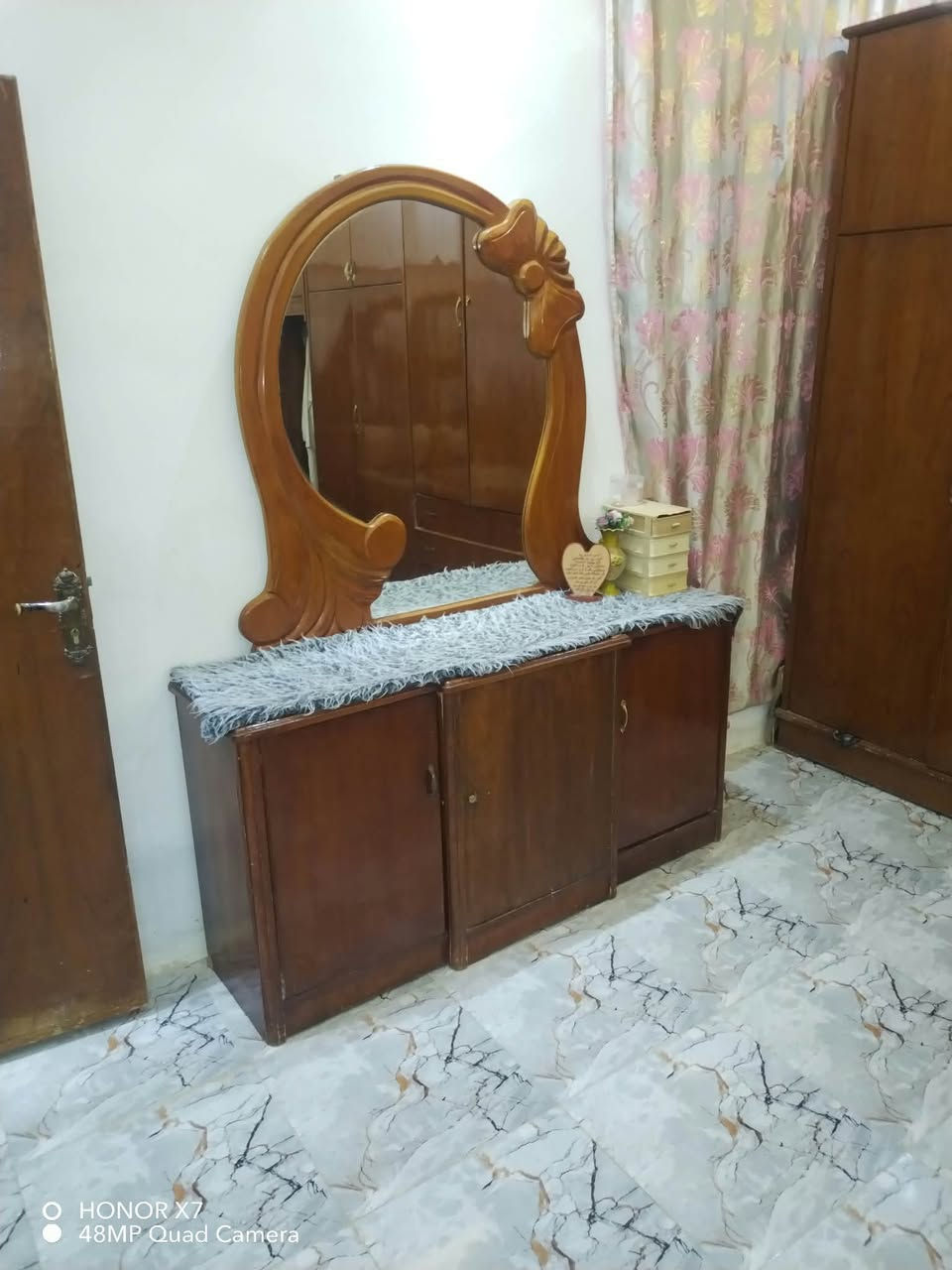 غرفه اخشاب • قديمة • للبيع