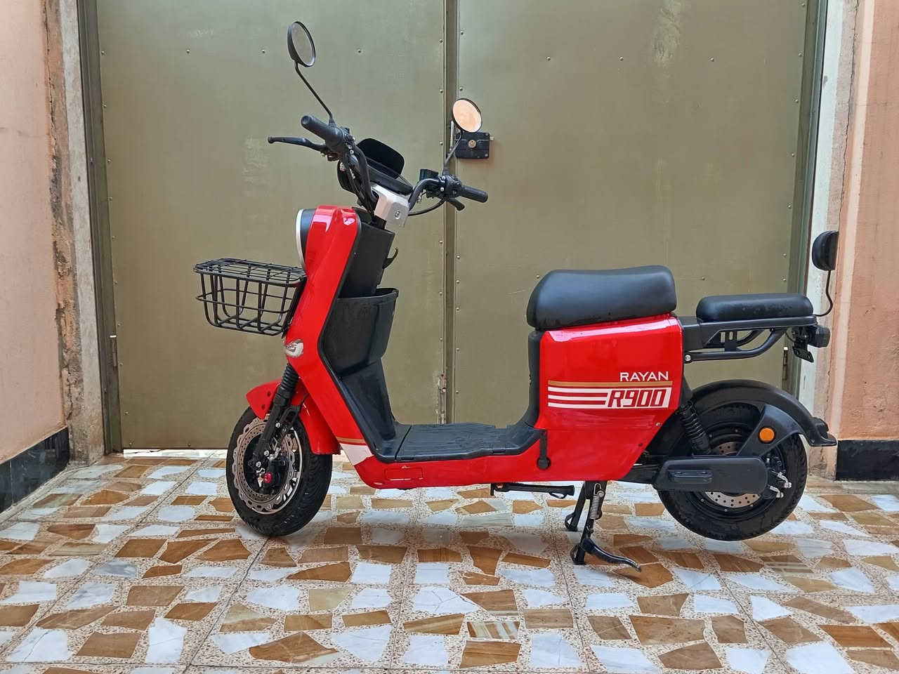 السلام عليكم 
دراجة شحن للبيع (ريان R900) 5 بطاريات دبل وضع شركة مستعمل شهر

السعر 600

للتواصل ***********
