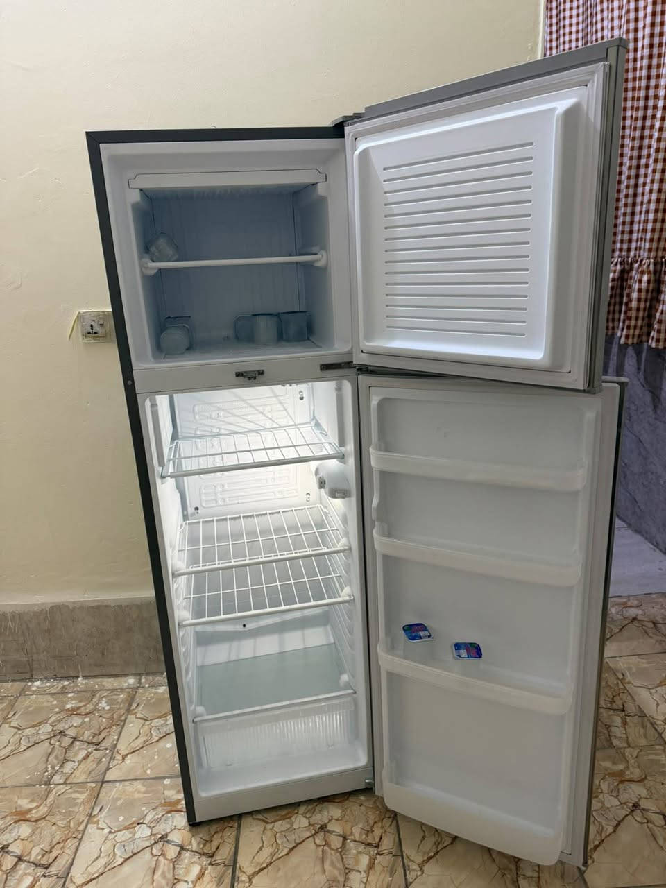 السلام عليكم ثلاجه وغساله جديدات الثلاجه مستخدمه فتره قليله اقل الشهر اما الغساله فمامستخدمه ابدا وحته كارتونتها بعدها موجوده
الثلاجه اخدتها ب400اريد ابيعها ب300

الغساله اخذتها ب600 اريدها ب500 ومثل مكلت جديده

