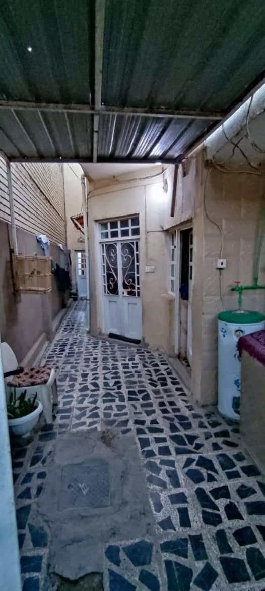 بيت للبيع ١٠٠ متر ٥×٢٠ حي الوفاء منطقة ٣٧ شارع ١٥ منطقه هادئه وتخبل وكافة الخدمات مفتوح على خدمي شارع الصب 
يحتوي على طابق ونص 
الطابق الاول مطبخ واستقبال وصاله وغرفة نوم وحمام 
الطابق الثاني غرفه وصاله وسطح ومطبخ وحمام وتواليت البيت شيلمان نظيف ويصلح للسكن سعره ١١٨ وبي مجال قليل واني صاحب الدار مباشر ***********
