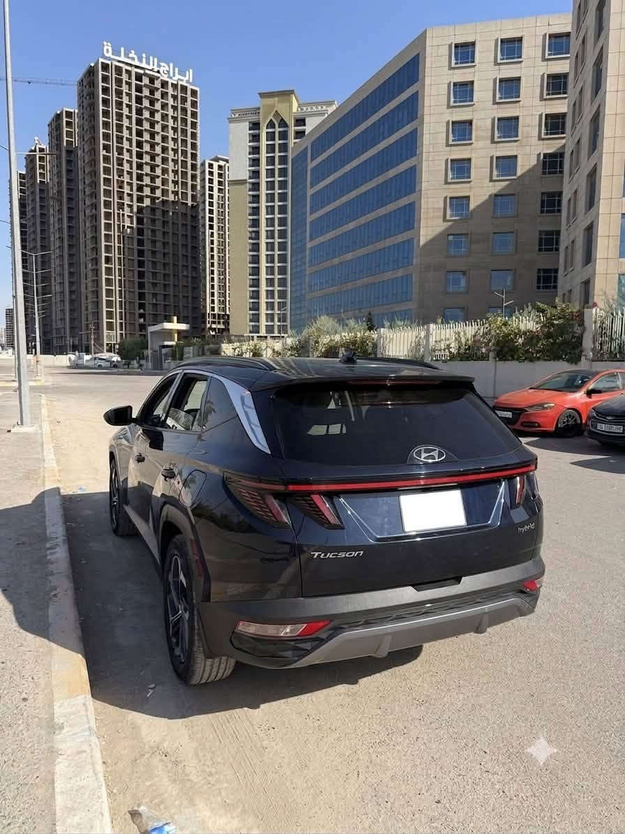 🚗 Hyundai Tucson 2024 Hybrid | هيونداي توسان 2024 هايبرد – وارد أمريكي
✨ السيارة جداً نظيفة وحالتها ممتازة – تصليح 100%  
🎨 اللون: نيلي | الداخل: أبيض  
📏 الممشى: 30 ألف كم

🔹 بانوراما  
🔹 كاميرات 360°  
🔹 تدفئة وتبريد مقاعد  
🔹 تشغيل بصمة  
🔹 حساسات أمامية وخلفية  
🔹 مواصفات عالية  
🔹 بدون إيرباك، بدون شاصي، بدون جسر، فقط تعديل الجاملغ الأمامي وخشم البنيد

💰 السعر: (205$)  
📍 بغداد – البنوك  
📞 ***********
