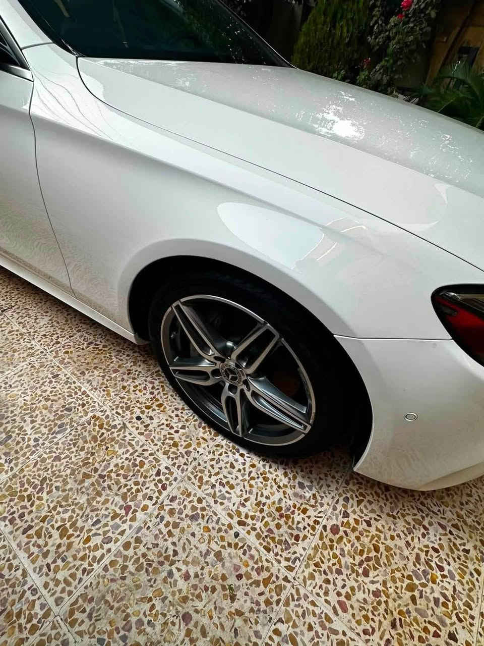 **مرسيدس بنز E-Class AMG**
*Night Edition — AMG Kit*

━━━━━━━━━━━━━━━━━━━━

| الفئة | E 350 AMG |

| الموديل | 2020 |

| الممشى | 41 ألف ميل فقط |

| نظام الدفع | خلفي (غير فورمات) |

| المصدر | وارد أمريكي |

| حالة السند | كلين تايتل |

| النظافة | 100%

| اللون | أبيض

━━━━━━━━━━━━━━━━━━━━

المواصفات

- بانوراما زجاجية على طول السقف

- دشبول شاشة قطعة واحدة غير منفصلة

- شاشة أمامية رقمية بثلاث ثيمات قابلة للتغيير

-دشبول  مطعّم بصاج ملكي

- رادار أمامي بتوقف ذاتي مع تحذير مثلث أحمر

- رادار خلفي مزود بنظام Auto Stop

- نظام Auto Park للبحث التلقائي عن موقف

- إطفاء المحرك الذاتي (ECO) عند الازدحام

- نظام Auto Hold لتوقف السايد بريك الذاتي

- حساسات 360 درجة أمامية وخلفية وجانبية

- كاميرا خلفية 360 درجة بثلاث زوايا عرض

- ستة أنظمة قيادة مختلفة

- مساحات أوتوماتيكية تعمل حسب كثافة الأمطار

- إضاءة داخلية بأربعة وستين لوناً قابلة للتغيير

- أحزمة أمان كهربائية تُضبط تلقائياً حسب القياس

- نظام صوت Burmester Pro

- إضاءة أمامية متحركة تتبع حركة السيارة

- نظام ترحيب عند فتح الأبواب مع إسقاط شعار مرسيدس على الأرض

- كير رياضي على الستيرن

- إضاءة LED كرستال

━━━━━━━━━━━━━━━━━━━━

المحرك والكهربائيات بوضعها الأصلي من الشركة، دون أي مسج أو مشاكل، والسيارة جاهزة للفحص الشامل.

**للاستفسار:***********
