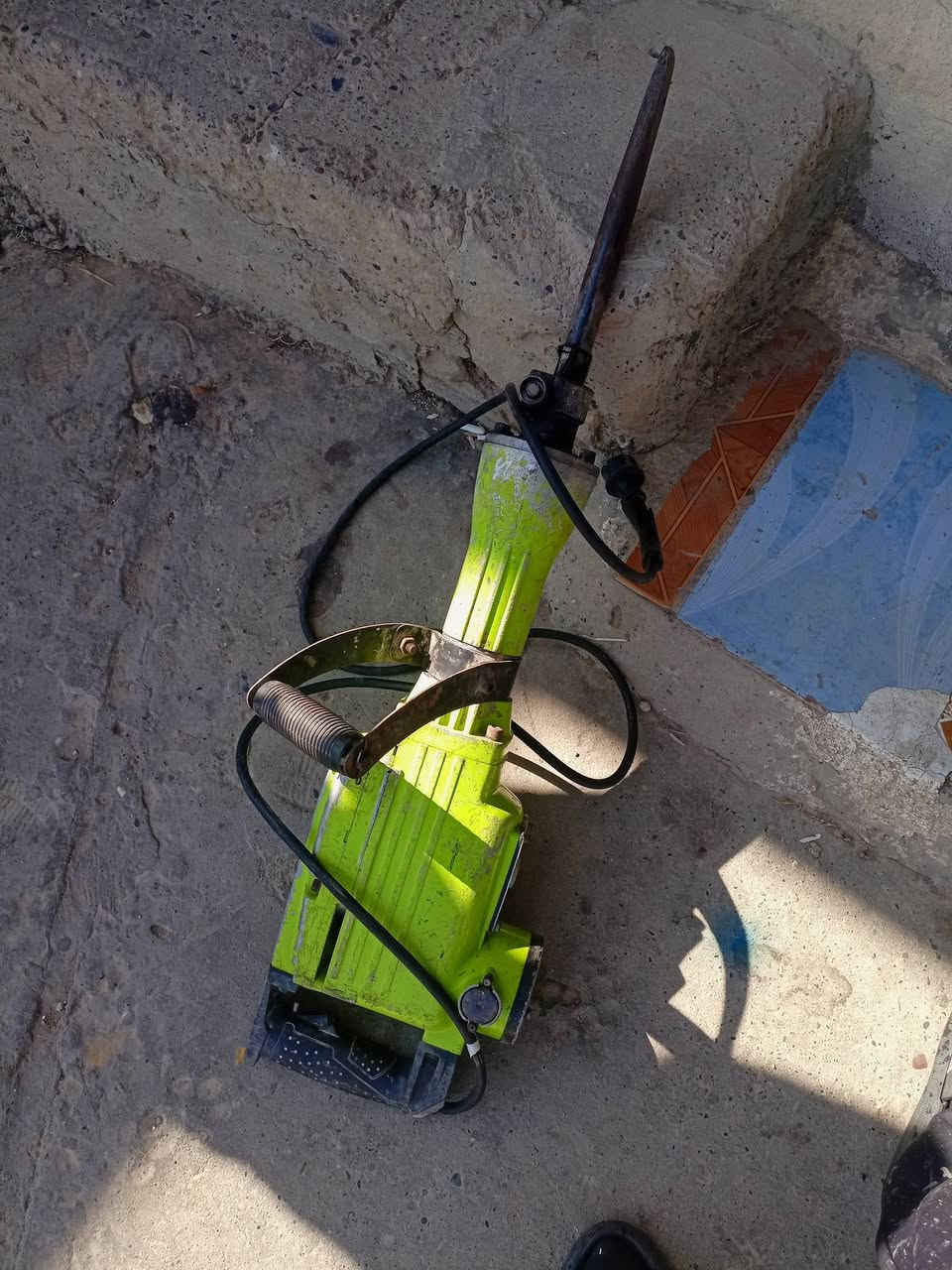 دريل للبيع حجم كبير
سعر القطعه 65 الف 
***********
