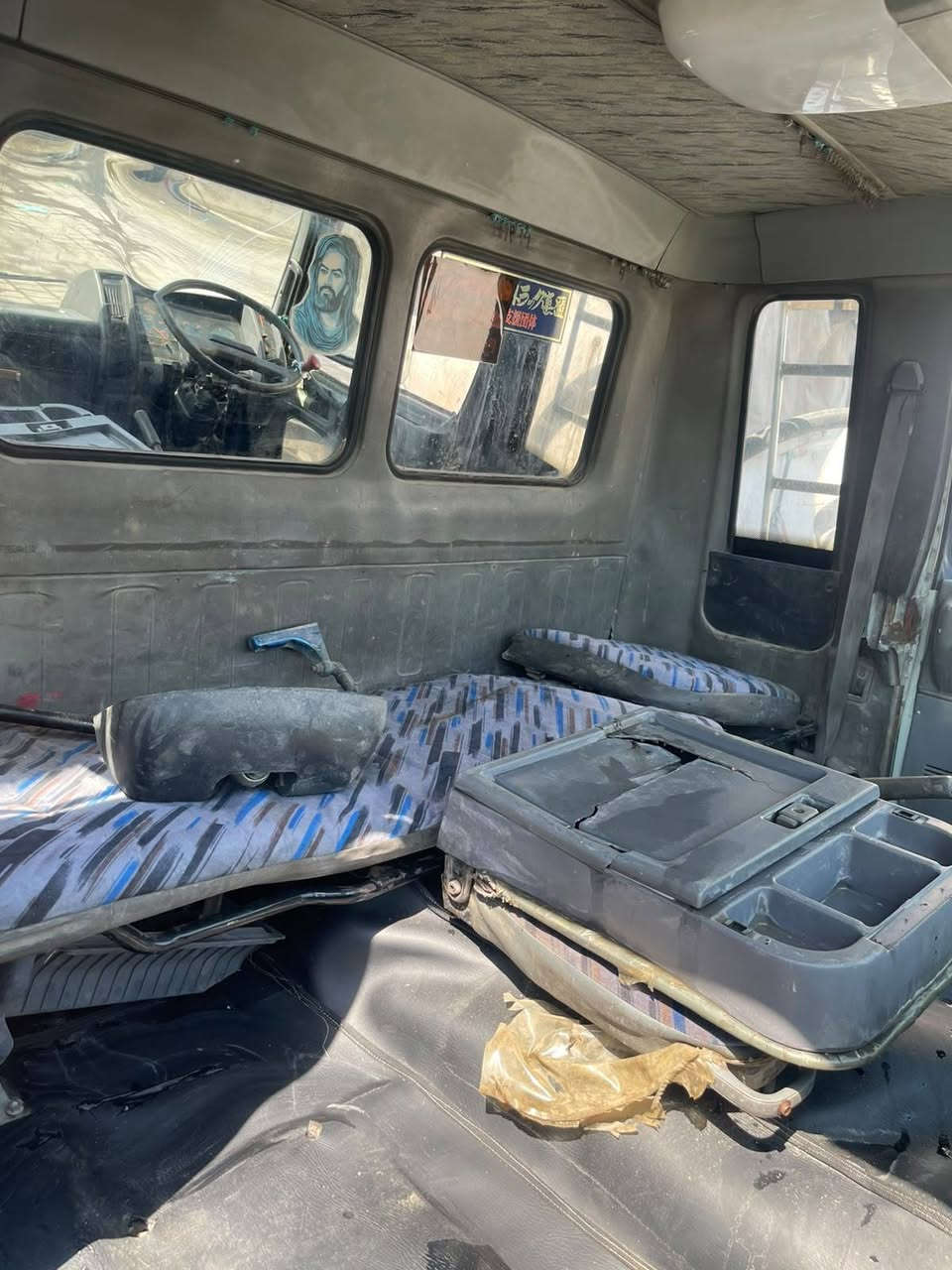 قمارة هينو للبيع 
موديل 97 
دعاميه اصلية +شوته كامله مع الجاملغ 
منضومة تبريد وكمبريسر شغلات 
جام كهربائي شغال
كشنات زوج موجوده جدد 
دوشمه جديده 
مسستمه ستيل اصلي
قمارة كامله مع تفرعاتها 
السعر 18 وبيها مجال 
***********

