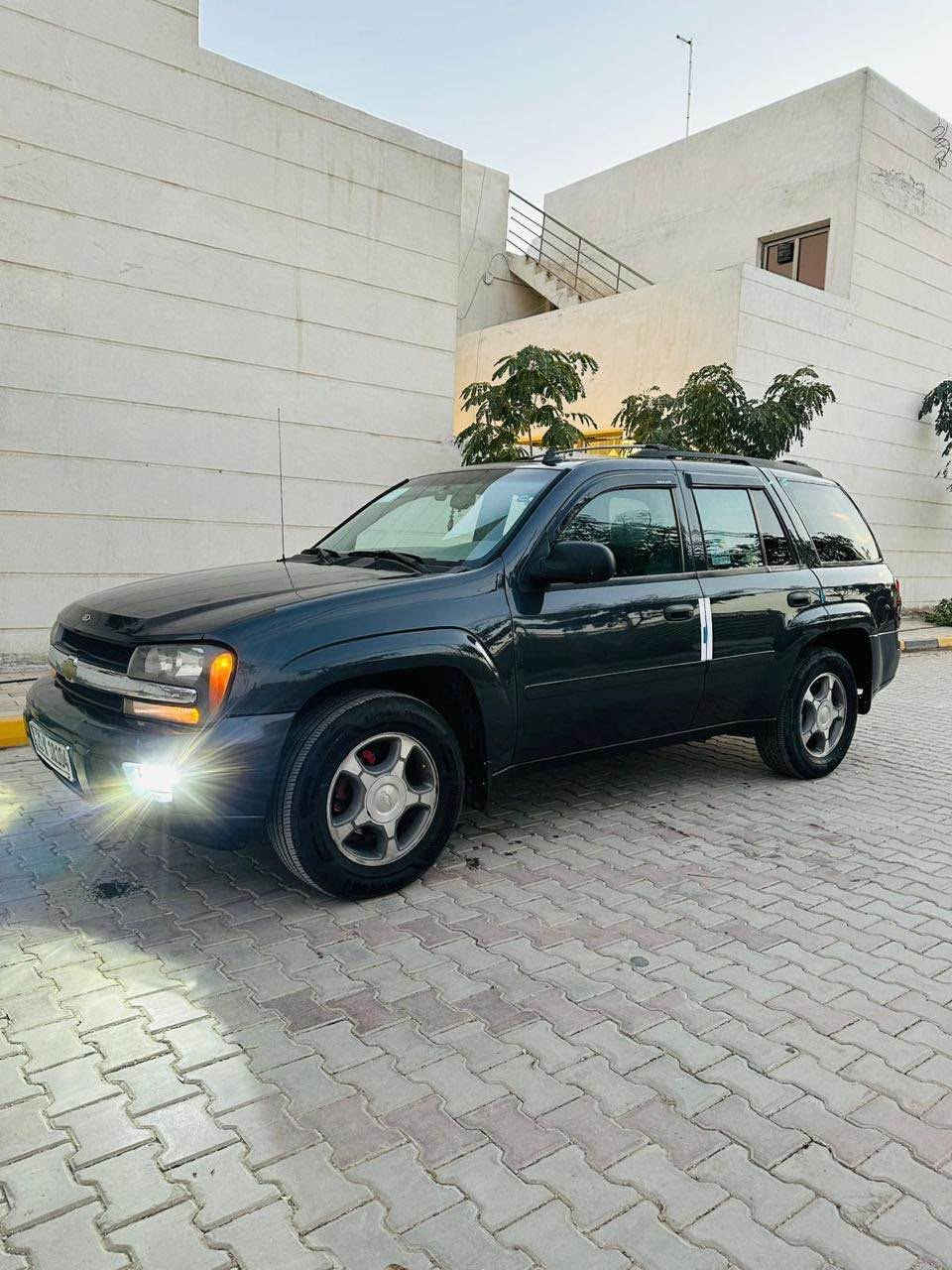 بلايزر 2007 خليجي اللون اسود رقم شمالي بااسمي تحويل مباشر ماشية 190 الف المواصفات كير اوتماتيك المحرك 4200 قبق ابيض كرسي كهرباء داخل مخمل فور ويل شاشة وكامره السيارة جاهزه من كلشي مابيه اي نقص كير محرك وكهربائيات وتبريد ثلج بيه صبغ باب ودعاميات فقط 
السعر 100 ورقه  بيه  اذا امو مراوس حسب القناعه مكان السيارة بغداد الاعظمية او الصليخ للتواصل *********** ابوحسن بغداد, العراق
