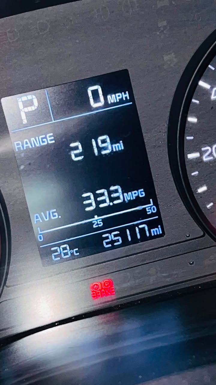 Kia Rio 2023 
كيا ريو 2023 
الممشى : 25 الف ميل 
الضرر : جاملغ تبديل بجم كبس صندوك كبس 

مواصفات النص فول 
مثبت سرعه 
ابل كار بلي 
اندرويد اوتو 
السياره نظيفه حيل على ايدي من جت من امريكا 
تاخذ السياره ما بيها برغي نقص 
السعر 128 وبيها مجال بسيط 
للتواصل ***********
