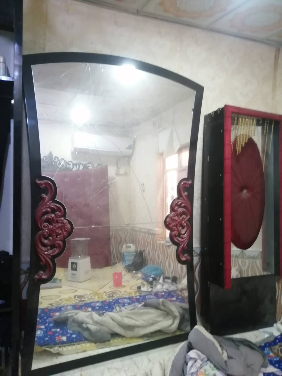 غرفة تركي مستخدمه قليل 
وميز المنيوم بعده جديد
 طوله مترين.. انطي سعر وتدلل
الفضليه واتس ***********

