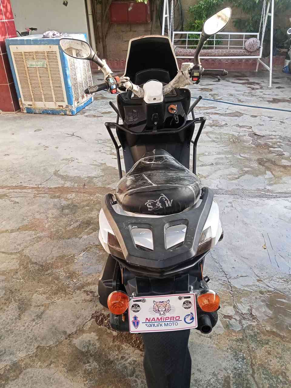 ماطور للبيع موديل 2025 سكنس كيلو متر 140 ابو درع محرك لوك كلاجات جدد باتري جديد كهربائيات كلها شغال اشاير شغال تايرات بعدها مال شريكه سعر 525 بی مجال مکان کركوك  *********** بي واتساب
