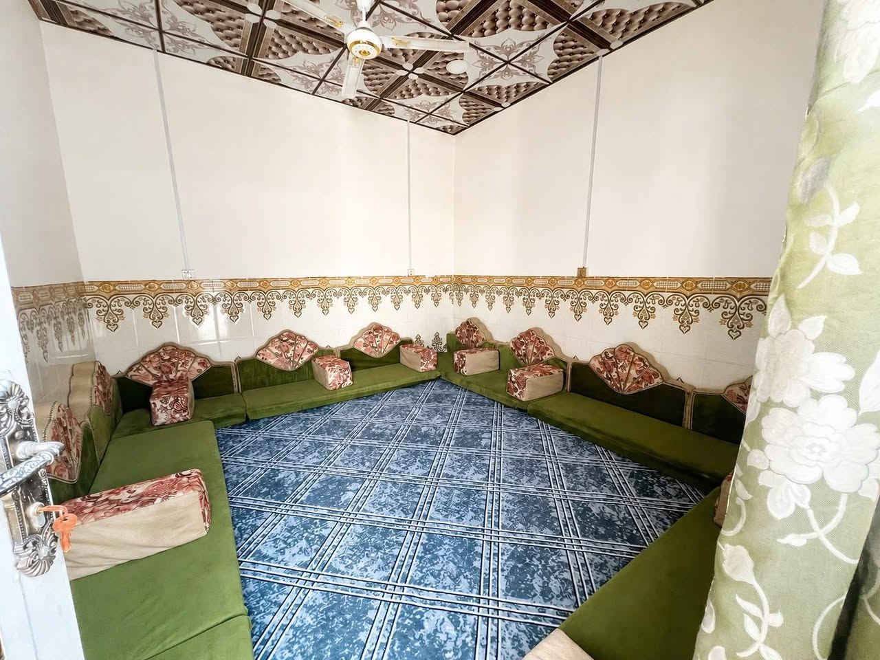 دار للبيع 
العنوان الكوفة علوة الفحل
مساحة 100 متر 
طابو زراعي سند 25  سند اسود عثماني 
مرقم مؤهل للطابو 

الغرف ثنين 2
صالة 
مطبخ 
استقبال 
صحيات داخلية وخارجية 

يباع مع الأثاث أو بدون
التواصل على الخاص أو ال وتساب ***********

