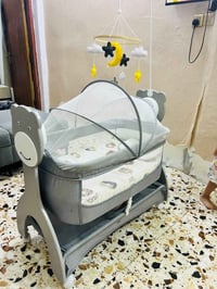 سرير طفل كهربائي • موسيقى اضاءة • مندل طبي