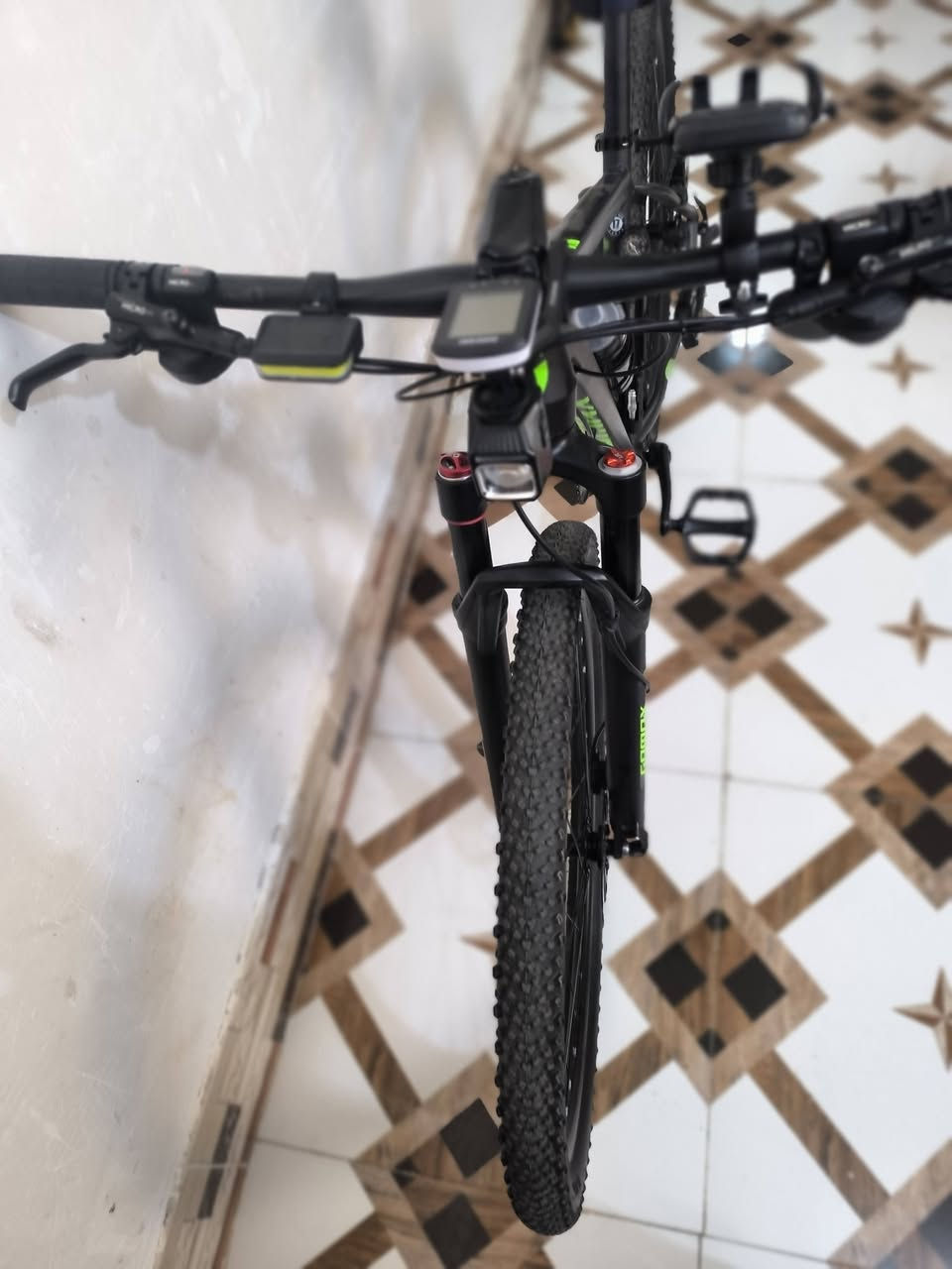 دراجة هوائية (بايسكل bicycle)
حجم 29
مقر الشركة الموزعة للمنتج (ماليزيا)
المعدن المنيوم
وايرات مبدلات السرعات دفن داخل الهيكل
الدبل (ممتص الصدمات) نظام غاز (ضغط هواء)
مبدلات سرعات مزودة بشاشة رقمية
سرعات امامية عدد 2
سرعات خلفية عدد 9
سستم السرعات من ماركة micro tech

زودت هذه الدراجة بعدد كبير من احجام gearbox لضمان سهولة التنقل واكتساب السرعة في الشوارع المنبسطة وصعود المرتفعات (الجسور) بسهولة وسلالسة تامة

المكابح (البريكات) نظام ضغط بزيت الهايدروليك (دهن) ماركة micro tech لضمان الوقوف السريع للدراجة بضغطة يدوية خفيفة جدا

ويالة المنيوم مصنوعة بتصميم مجسر (طبقتين) لتحمل الاوزان العالية والمطبات والطرق الترابية الوعرة

اطارات (تاير) حجم 29 من شركة DURO صنعت من مواد المطاط المقاوم لدرجات الحرارة العالية ودراجه المنيوم  والي يريده هوه وغراضه 450 بدون غراض 300 للتواصل عل رقم ***********او مراسله عل ماسنجر متواجد عل انترنتيو
