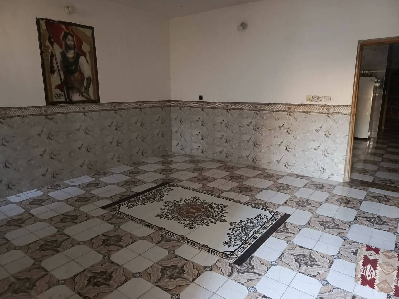 السلام عليكم بيت 100م واجهة 5 نزال 20 جنس الأرض عقد اصفر المنطقة مشمولة بلتطويب ونازل بيهة قرار من الطابو عرض الشارع 8م قريب علة الضباط بشارع الحشد مال حي البساتين (حي السلام) الطابق الاول يحتوي علة طرمة واسعة وصحيات خارجية وستقبال وحولي ومطبخ وحمام داخلي مئسس بداخل الحمام(قاعدة غربية) اجلكم الله ومغسلة صغيرة وترك  وغرفة البيت كلة سيراميك الجدران والحمام والارضية بورسلين مثل ما موضح بلصور والفيديو 

الطابق الثاني غرفة بواجهة البيت وبلكونة ومئسس كهرباء بلكامل وبيتونة جبيرة وصطح بنهاية البيت والدرج صب خارجي للملاحضة البيت اشتغلتة علة ايدي مو شغل مقاول أو شغل تلزك حتة صب السكف اسمنت مقاوم مو عادي وشيش هواي مو مثل باقي لبيوت فترة ويخسف السكف وبلنسبة للكهراباء احسن نوعية واير تئسيس  وكهربا ساحب للبيت ضفيرة مو جطل علجيران والمي خير من الله والمنطقة نمدت الهة مجاري كاملة باقي بس التبليط السعر 70 وبي مجال للتصال *********** وبي واتساب

نص مكتوب في الصور:
- جدول بأسماء المناطق التي اكتسبت الطابعي السكنى في قضاء الشعب: ت المناطق ت المناطق ١ حي البساتين / م ٣٤٨ ١٧ حي الزهراء ( حي اور ) ٣٢٩م ٢ حي المصطفى / م ٣٤٨ ١٨ حي الباقر م ٣١٧ الاسواق المركزية ٣ حي الصدرين / م ٣٤٨ ١٩ مجمع الفاو ٤ حي الربيع الزراعية النموذجية / م ٣٤٨ ٢٠ موقع الشركه الهندية ٥ حي السلام الزراعية الأولى / الثانية / الثالثة / الرابعة ٢١ منطقة علوة زويني الزراعية ٦ شارع العزه الزراعية / م ٣٤٨ ٢٢ بوب الشام الزراعية ٧ السرييدات الزراعية ٢٣ الثعالبة الزراعية ٨ حي المهندسين خلف السدة / م ٣٥٩ ٢٤ الإصلاح والتمايمة الزراعية / م ٣٨٨ ٩ حي الامل الزراعية / م ٣٥٩ ٢٥ أسوار بغداد / بوب الشام ١٠ حي الايمان الزراعية / م ٣٥٩ ٢٦ بستان بشار وعلاء م ٣٦١ / بوب الشام ١١ فتحه سانسيرو الزراعية / م ٣٥٩ ٢٧ قرية عبد الحر وعبد المحسن م ٣٦١ / بوب الشام ١٢ حي الوارث الزراعية / م ٣٥٧ ٢٨ قرية بيت ضيفان م ٣٦١ / بوب الشام ١٣ الغرير ( الغدير ) الزراعية / م ٣٤٣ ٢٩ قرية البوعليان م ٣٦١ / بوب الشام ١٤ حي الجوادين الزراعية / خلف البزل ٣٠ قرية بحر م ٣٦١ / بوب الشام ١٥ حي الكوثر الزراعي / م ٣٥٧ ٣١ قرية حجي رمضان م ٣٦١ / بوب الشام ١٦ حي الثقلين الزراعية / م ٣٥٧ ٣٢ قرية السواعد م ٣٦١ / بوب الشام المهندس علي خليل العامري عضو مجلس محافظة بغداد المكتب - للإتصال - أو الواتساب / *********** - ***********