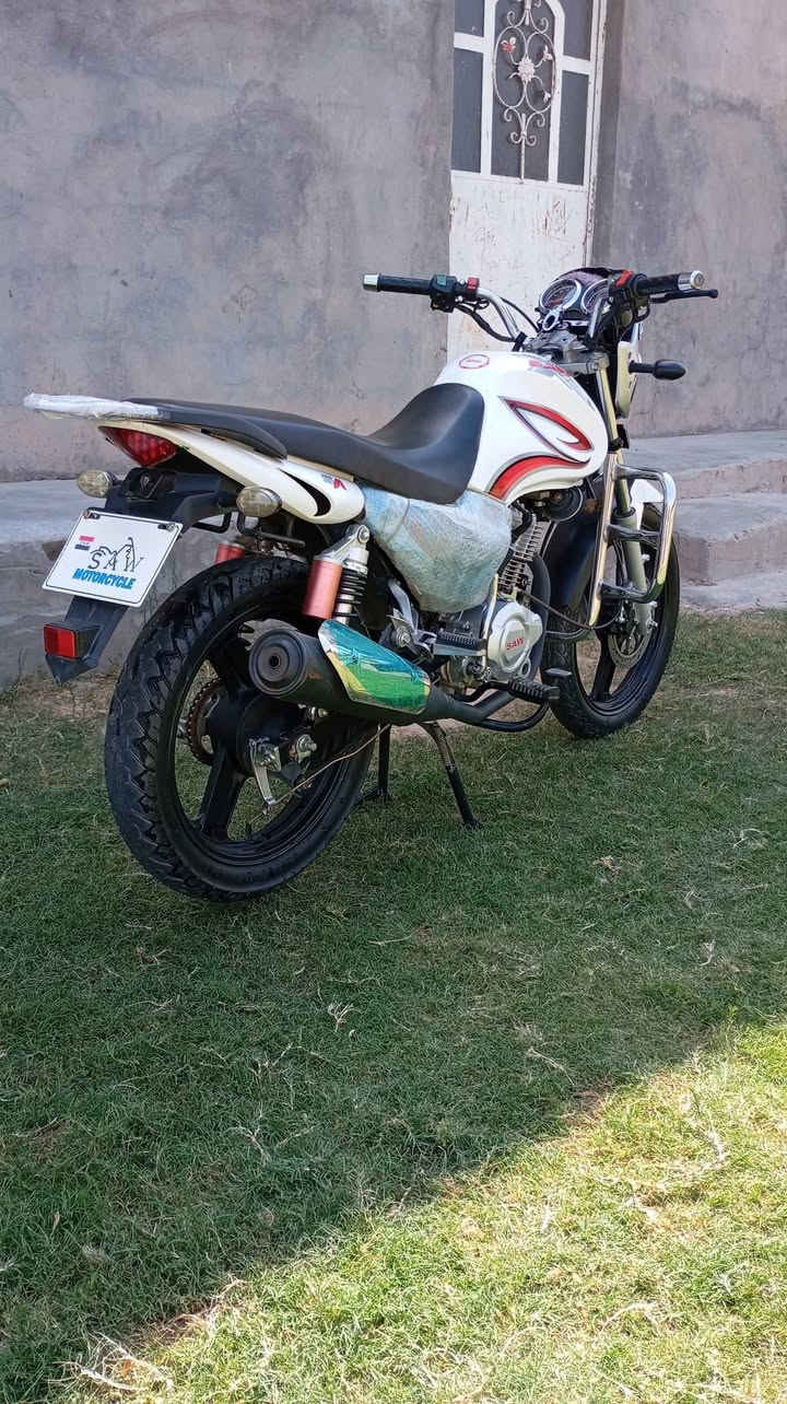 سلام وعليكم موطور للبيع سنكي ساو مديل 24 محرك 150بعده زيرو شركه مملعوب بيه تاير خلفي مال شركه دبلات ممبدله عل شركه كامل مكمل بصمات ثنين شغاله واربع سويجات اوراق اصوليه موجوده ***********السعر مليون و400مجال قليل
