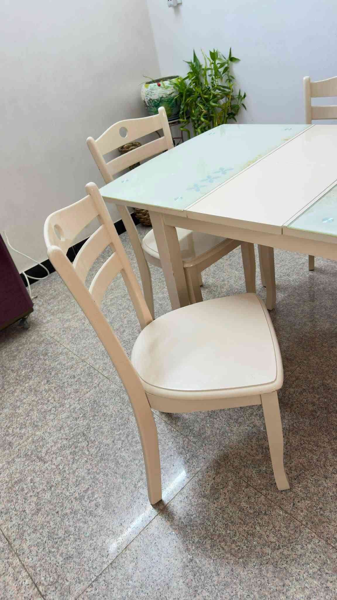 ميز + اربع كراسي سعره 95  مكان بغداد حي الجامعه
***********
