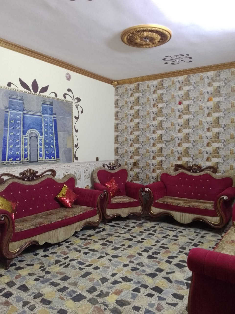 بسم الله الرحمن الرحيم،،دار للبيع مساحه ١٠٠ متر طابقين،،الطابق الثاني مشتمل معزول يستخدم استثمار للإيجار، الشعلة الشارع الغربي شارع أفران الضياء استفسار (***********)
