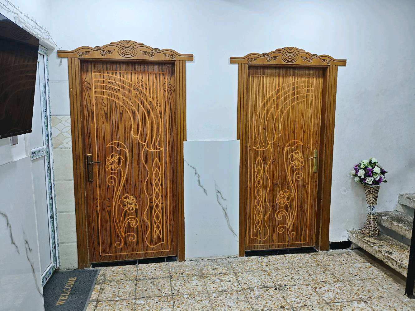 بيت للبيع في منطقه الاحرار السكنية يحتوي على 4  غرف منام وصاله ومطبخ وحمام 3وكراج وحديثه المساحه 200م الاتصال على الرقم ***********
البيت شكد طابق؟ وشنو توزيع الغرف والصالات بكل طابق؟: 
2
شنو وضع الطابو؟ ملك صرف لو سند/تخويل، وجاهز للبيع والتحويل لو لا؟: 
ملك صرف 
وين بالضبط موقع البيت بالأحرار؟ قريب من شنو معالم أو شوارع رئيسية حتى يسهل على المشتري يوصل؟: 
خلف المدينة الرياضية 
كم السعر المطلوب؟ وهل بيه مجال للمساومة لو السعر نهائي؟: 
240.000.000
البيت بيه أي ملاحظات أو يحتاج صيانة/تجديد حالياً لو جاهز للسكن مباشرة؟: 
نعم 