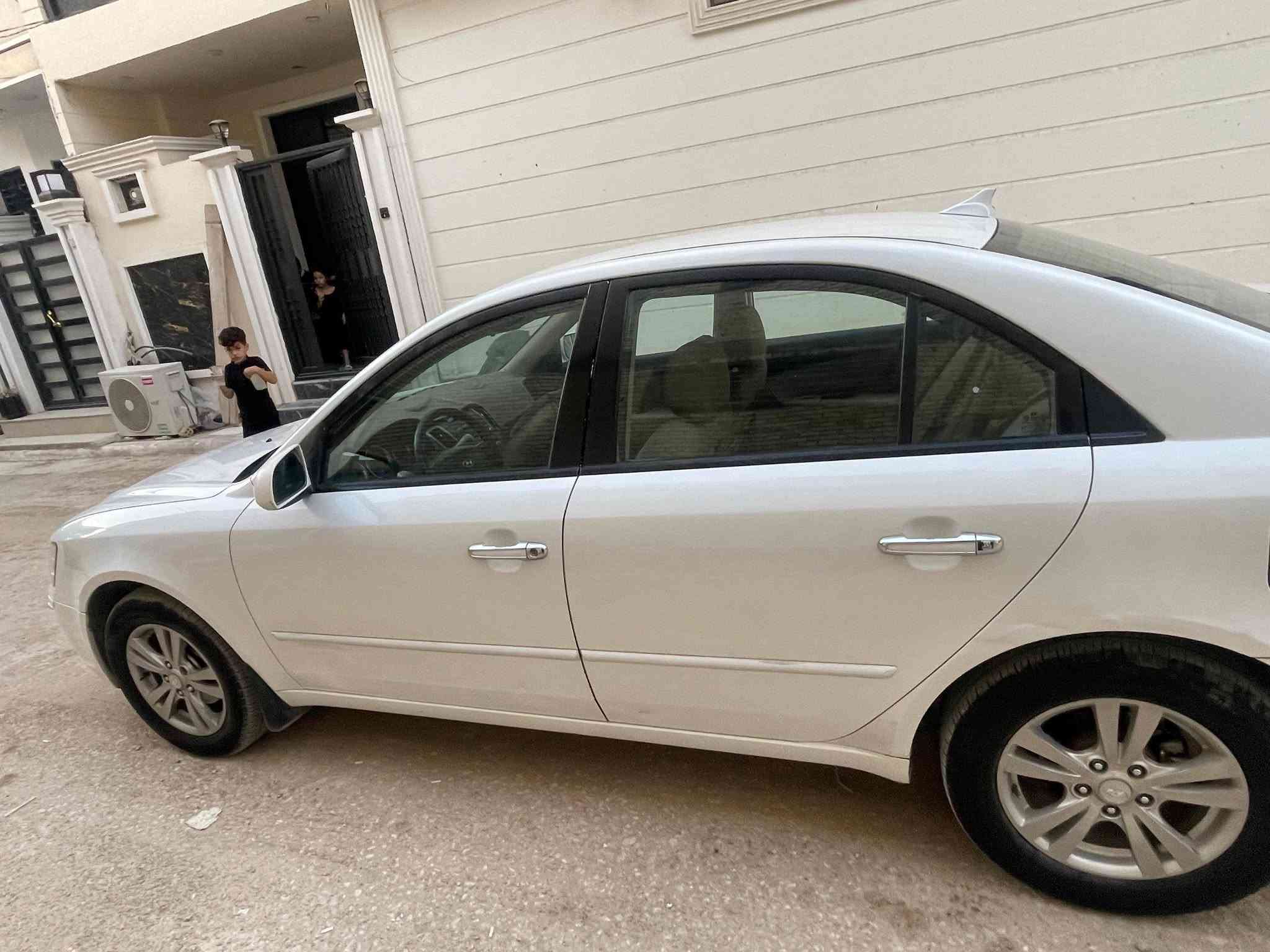سلام عليكم سوناتا مقدس خليج 2009 مميزه 2400 بيه قطعه وحده معدله جاملغ الي منه بدون ضرر داخلي السعر 120او بيه مجال الرقم ***********
