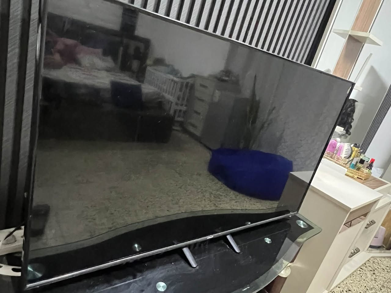 شاشه سامسونج موديل ٢٠١٥ 
شاشة تخبل الدقه مالتها جدا عاليه 
بدون نت الشاشه اني شادلها ستلايت نت 
السعر ٢٥٠ 
بغداد حي الجهاد 
***********
