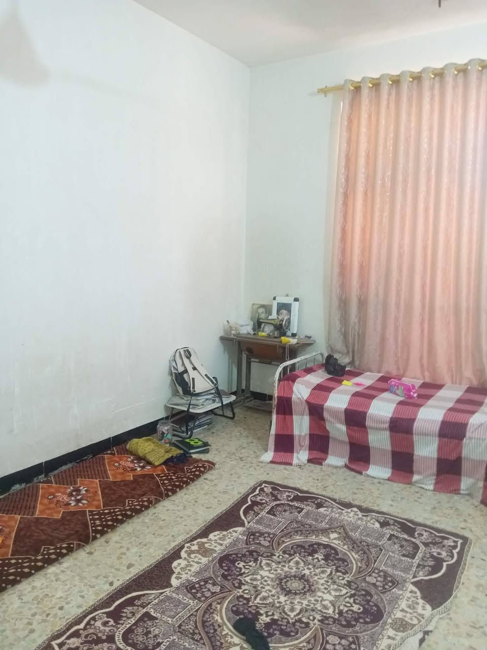 السلام عليكم .بيت للبيع طابو صرف .العنوان الحمزة الغربي حي الزهراء قرب مدرسه الوقف الشيعي قريب جدا من الولايه .موقع منتاز على شارع عرضه 10متر .كافه الخدمات ماء كهرباء مجاري .المساحه الكليه 272 م  بناء حديث وجديد  طابوق والسقف صب كونكريت. الواجهه 16 م والنزال 17 م. يتكون البيت من غرفتين نوم 
واستقبال وصاله ومطبخ حار 
وبارد وصيحات خارجيه وداخليه
ومناور.. البيت مامطلوب لا سلفه ولا قرض يعني تكدر تسحب عليه سلفه أو قرض اسكان  .السعر مناسب قياسا مع الاسعار.السعر 130 وبي مجال للشراي ...للاستفسار تفضل خاص او اتصل ب *********** بيه واتساب
