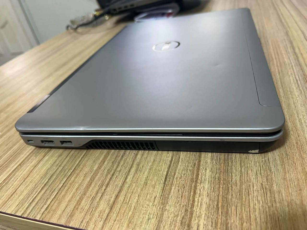 💻 لابتوب Dell Latitude E6540 للبيع 💻
المواصفات الفنية:
 الشركة والموديل: Dell Latitude E6540
 المعالج (CPU): Intel®️ Core™️ i7-4610M @ 3.00GHz
 الذاكرة العشوائية (RAM): 8.00 GB
 كرت الشاشة الداخلي: Intel®️ HD Graphics 4600
 كرت الشاشة المنفصل: AMD Radeon HD 8790M (بسعة 2GB)
 نظام التشغيل: Windows 10 Pro (إصدار 22H2 الأصلي، معمارية 64-bit)
مميزات الجهاز:
✨ ممتاز ومثالي جداً للدراسة، الأعمال المكتبية، التصفح، الألعاب المتوسطة، وبرامج التصميم والهندسة الخفيفة إلى المتوسطة بفضل كرت الشاشة المنفصل.
✨ تصميم قوي ومتين للغاية من سلسلة Latitude المخصصة للتحمل والشغل الثقيل.
✨ الجهاز محدث بأحدث إصدار ويندوز وبحالة ممتازة وجاهز للاستخدام مباشرة.
📌 السعر: [. 225 الف]
واتس ***********
