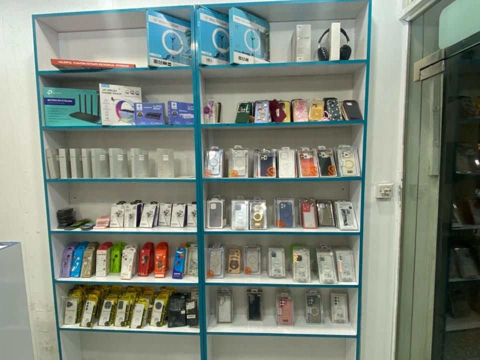 غراض محل  محل كامله شواحن وساعات واكسسوارات ابيعهن اقل من سعر التاجر للجاد والشراي وادوات صيانه  انطيه هديه ***********اني ماخذهن ١٥٠٠ بلجمله رايدهن ١٤٠٠ قابل للتفاوض بس شرط ياخذ المحل شلع
