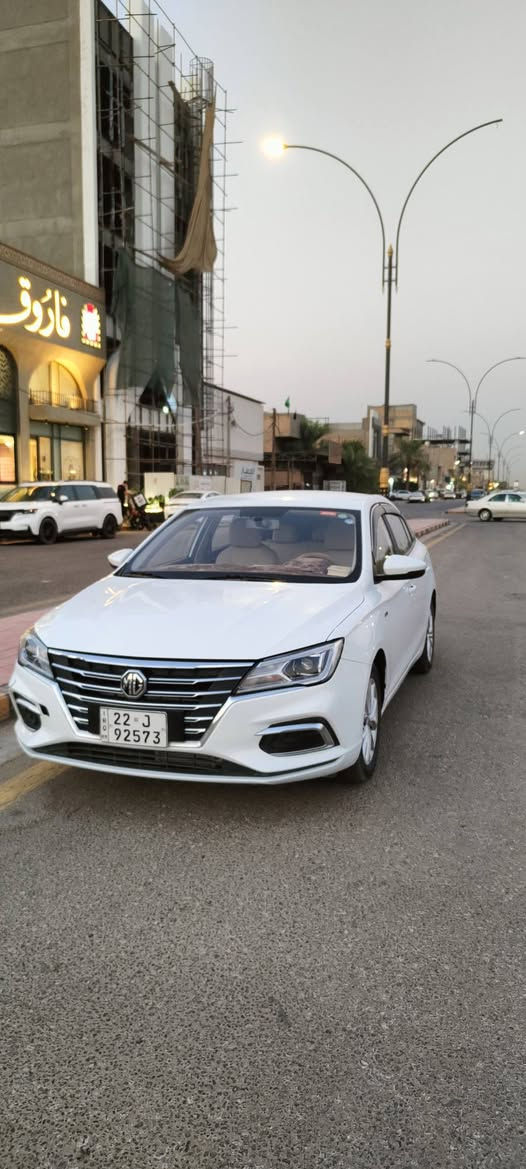 سيارة MG5 موديل 2024 (وارد خليجي) بحالة ممتازة، تتميز بالأناقة والاقتصادية في استهلاك الوقود مع لمسات التميز لفئة 100th Anniversary.
🚗 المواصفات العامة:

الموديل: 2024

المسافة المقطوعة (الممشى): 33 ألف كيلو

الفئة: 100 عام (إصدار حصري ممتاز)

الوارد: خليجي (تكيف ومواصفات مخصصة لأجواء المنطقة)

اللون الخارجي: أبيض 

الداخلية: مقاعد وداخلية باللون الجملي الفاخر

💡 الإضاءة والتقنيات الخارجيّة:

إضاءة أمامية زنون (Xenon) عالية الكثافة والوضوح

إشارات انعطاف مدمجة بالمرايا الجانبية (اشاير بالمري)

تصميم عصري يميز هذه الفئة

📱 الرفاهية والتكنولوجيا الداخلية:

شاشة لمس متطورة تدعم Apple CarPlay و Android Auto

نظام تكييف قوي جداً (تبريد ثلج) مناسب لأقصى درجات الحرارة

عجلة قيادة متعددة الاستخدامات (تحكم كامل)

نظام صوتي نقي ومقاعد مريحة للغاية

🛡️ السلامة والأمان:

مزودة بـ عدة إسعافات وطوارئ كاملة

طفاية حريق أصلية

أنظمة أمان ووسائد هوائية لحماية الراكبين

م: يوجد تعديل (بارد بسيط) في الجاملغ الأمامي جهة الراكب فقط

📍 الموقع: النجف الأشرف

💵 السعر المطلوب: 104 ورقة (10,400$ دولار) - وبيها مجال للطيبين والشراي 

📞 للتواصل والاستفسار (اتصال أو واتساب): ***********
