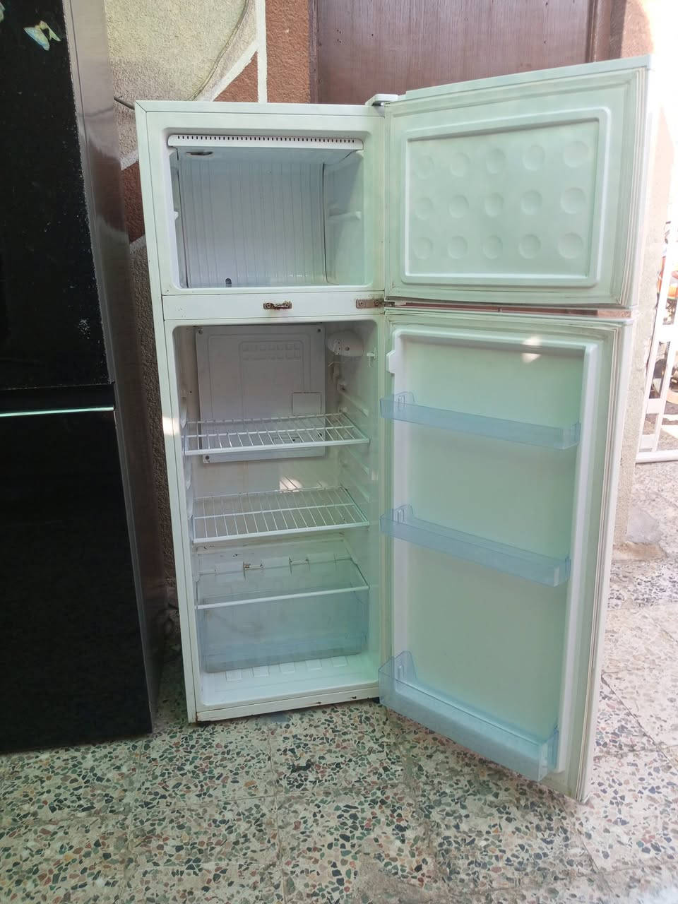 ثلاجه للبيع شغاله شرط الشغل سعر 150 العنوان بصره حيانيه دور الشرطه رقم الهاتف***********
