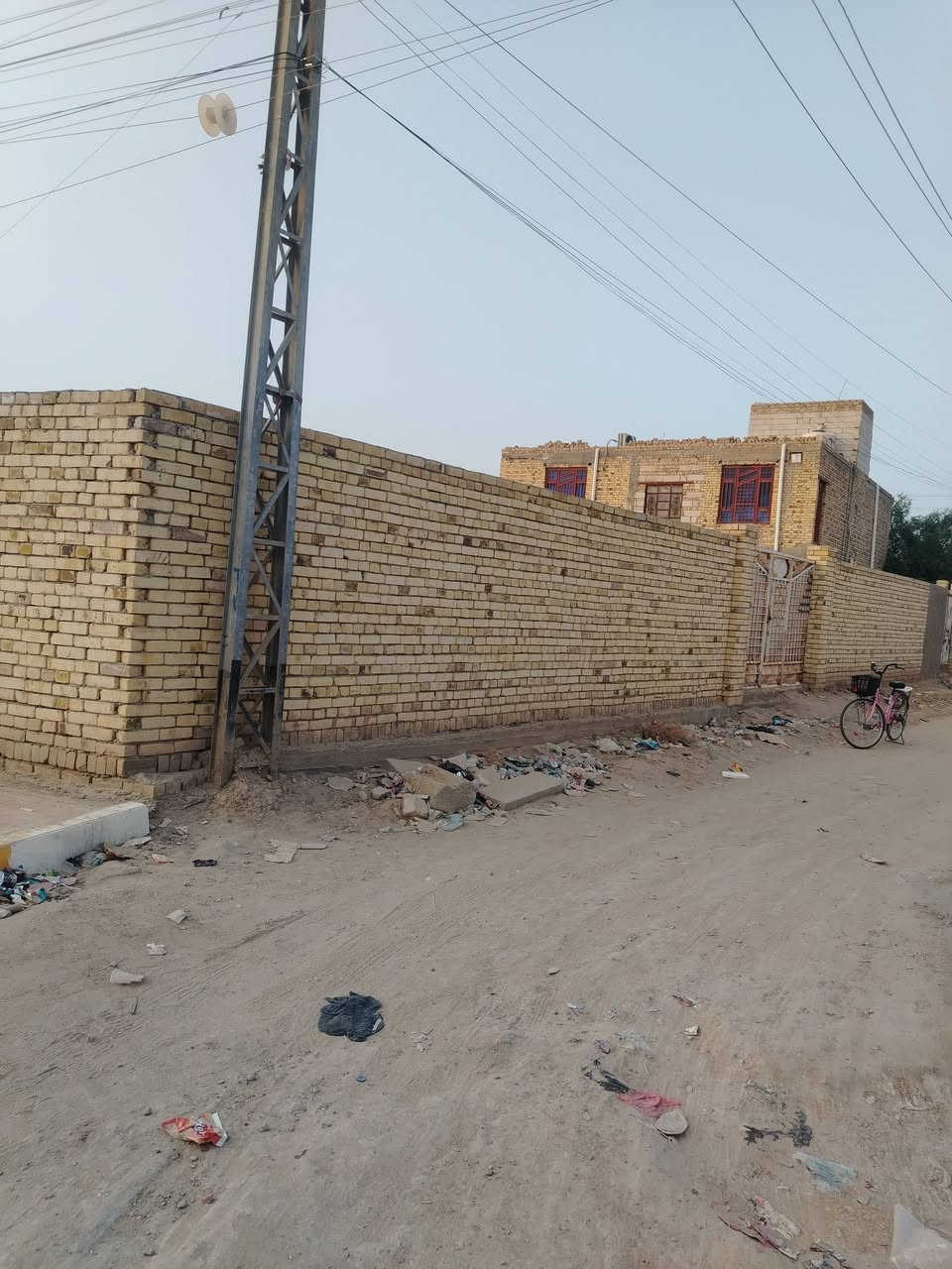 خلف المحكمه • ٥٥٥م • بالطابو