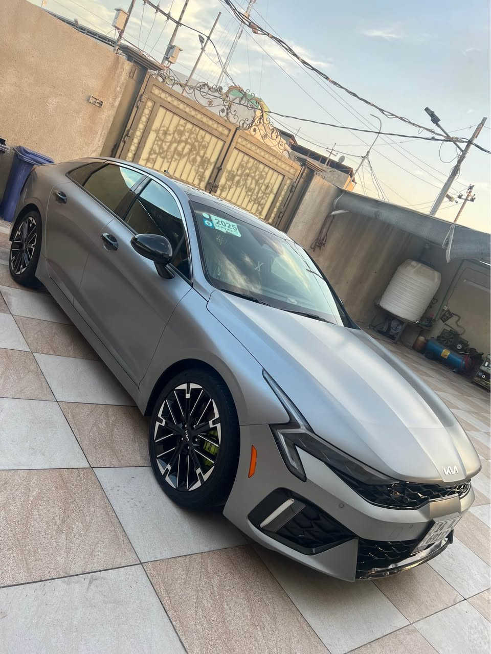 عـــلـئ بــــركـــة الـــلـــه
نــوع الــمـركـبة:- K5 - GT دبل لون من الشركة )لون طافي )
الـــــمــوديــــل:-2025
حــجـم الـمـحرك:- Turbo 2500
الــــعـــــــــداد:25الف كم
الايــــربــاكـــات:-سليمة 
الـــــــوحـــــــة:- بصرة شهداء ( وكالة عامة + وكالة خاصة باقي 8 اشهر اصير حرة )
بصمه تشغيل + ابواب
تشغيل عن بعد ( Remote Start )
بنوراما فتحتين 
داخل جلد ( اسود مطرز فسفوري مختمة GT)
كشنات كهربائيه مع تدفئه مختم GT
تحكم ستيرن جهـتين
شحن لاسلكي
لايت زينون ٣ عدسات ديناميكي
كشافات زينون
بك لايت لد متصل
رادار امامي + خلفي + جانبي
نظام النقطه العمياء مع تحذير الاصطدام مع خاصيه التوقف التلقائي 
مثبت سرعه ذكي تفاعلي مع الرادار
نظام كشف حركه المرور الخلفيه
مساعدة البقاء في المسار 
مساعد الخروج الامن عند فتح الابواب 
شاشة وسطية تدعم Apple CarPlay & Android Auto 
درايف مود ٤ وضعيات للقياده Normal,sport,sport plus ,custom 
نظام ترحيب عند الاقتراب
فتح الجنطه عند الاقتراب
الضرر  - تبديل قبق جنطه فقط دعاميه نفس اللون 
السعر 225بيهة مجال
الرقم*********** البصرة, العراق
