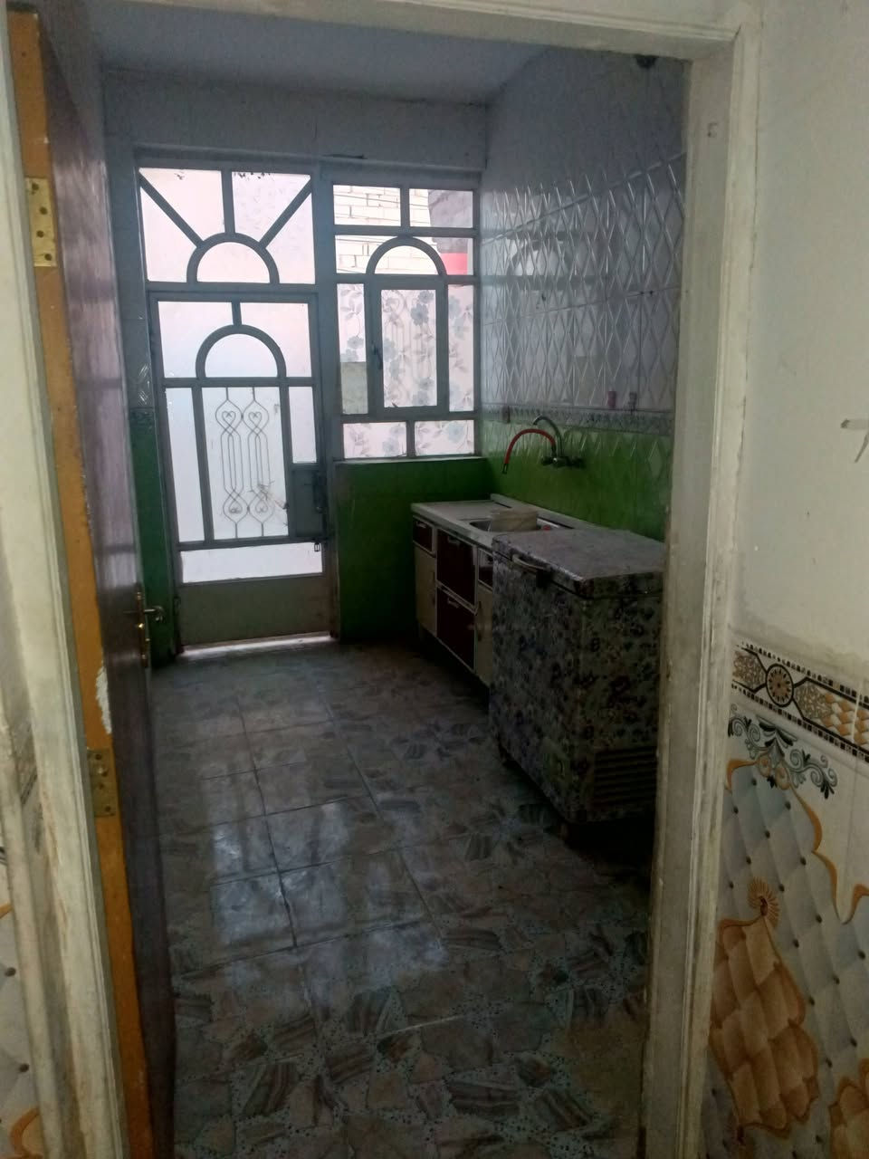 السلام عليكم مشتمل بسمي للبيع طابو صرف ١٢٠متر ٦*٢٠بناء ٢٠٢٢ طابق واحد غرفه نوم وحده صاله كلدور مطبخ صحيات داخليه وخارجيه العنوان حله شارع 80 حي العسكري وره مخبز مهند أو بظهر حسينيه مسلم بن عقيل السعر ب١١٠اتصل *********** ملاحظه فارغ البيت
