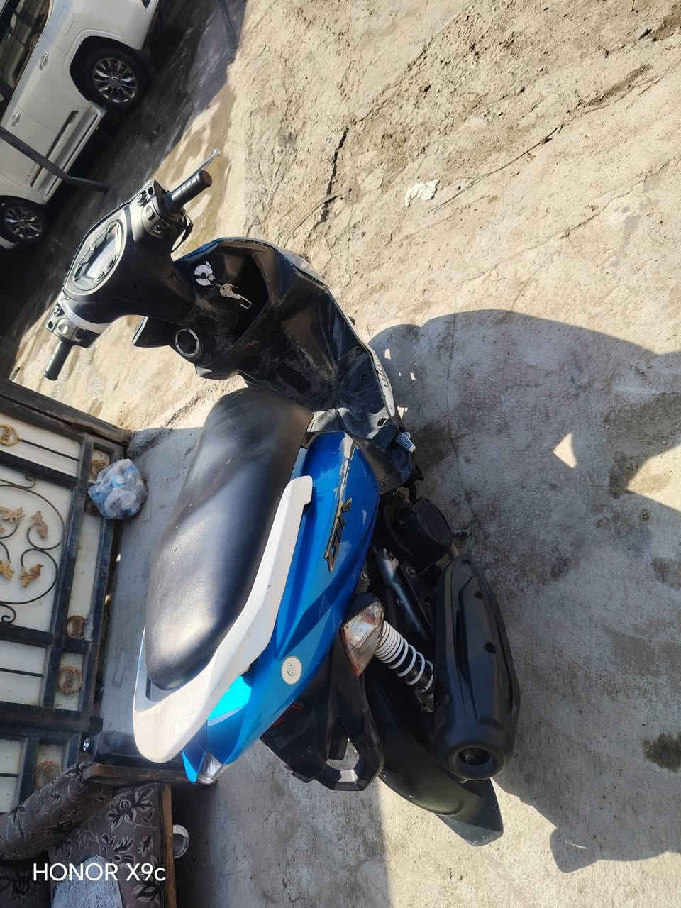 من رخصت الادمن دراجة جي تي ار موديل ٢٠١٢ زركة لون مميز سلف كهربائي كلة شغالة هورن شغال كلة شغالة ختم واحد كرفرات بلادي المكان منصور بية بس تفليس السعر ٨٥٠ وبية مجال او م أوس بوكسر
***********

نص مكتوب في الصور:
- HONOR X9c