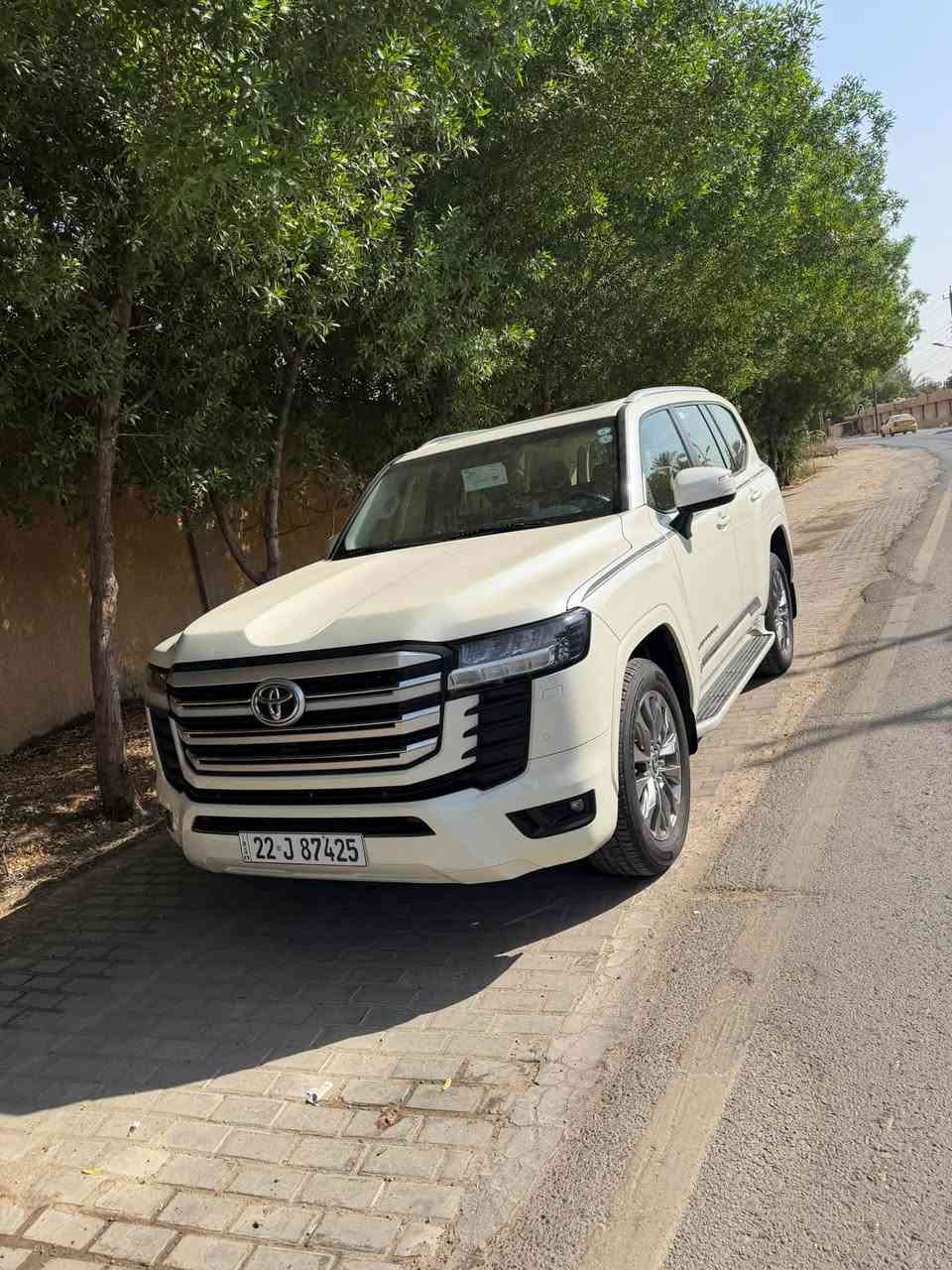 � للبيع تويوتا لاندكروزر GXR موديل 2023
▫️ اللون: أبيض
▫️ الممشى: 75,000 كم
▫️ المحرك: 4000 سي سي)
▫️ القير: أوتوماتيك
▫️ الدفع: رباعي (4×4)
▫️ مكفولة وكالة
▫️ بدون صبغ،بدون أي ملاحظات
▫️ بحالة ممتازة جداً وجاهزة للفحص

✅ تبريد ممتاز
✅ حساسات
✅ شاشات ومواصفات وكالة
✅ داخلية نظيفة جدا 
السعر ٦٢،٣٠٠
المكان بغداد الكريعات 
للاستفسار ***********
