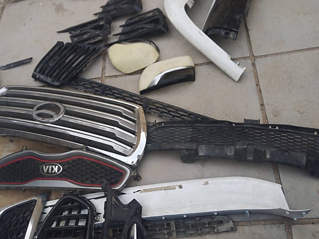 عندي هاي التفاصيل مال 25 شباك ابو اللد والتفاصيل الي بالدعامية قطعتين فايبر كلاس أسود وهواي تفاصيل شباك ١٢ ١١ ١٥ نفس الشكل أسود ونيكل بك لايت راديتر قاعدة فيتم بم ارضيات دوشمة كشن مكاني بغداد ***********
