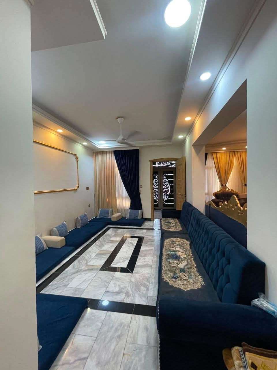 السلام عليكم دار للبيع مساحه الارض (450 م ) مساحه البناء (260)بناء 2022 درجه اولئ ارضيه  مرمر سقوف جبسن بورد  البيت موثث بالكامل 
استقبال 12*5
صاله طعام 5*4
صاله نساء 
غرف عدد 6 مساحه كبيره نضام سويت 
مطبخ كبير 
كراج يسع 3سيارات 
جلسه خارجيه
طابو صرف باسمي حي التاميم الثانيه شارع 12 رابط من المنجزات بشارع 60 
الشارع داخل تبليط كامل مجاري 
السعر 365 مع الاثاث قابل للتفاوض 
***********
