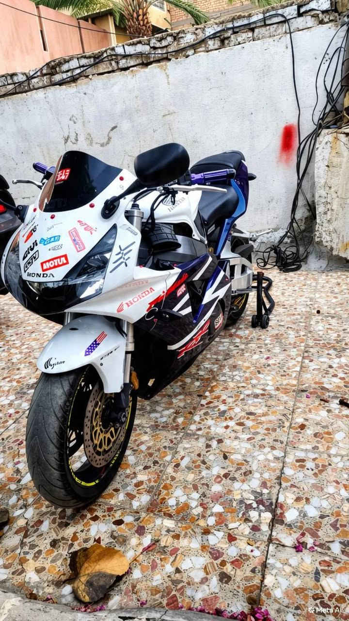 CBR 954 
مفتوح بيها كور بس مكينه خير من الله  
دراجه كلش حلوه ونضيفه السعر 20 
الشراي يتصل وعله راسي مكاني الشعب رقمي ***********

