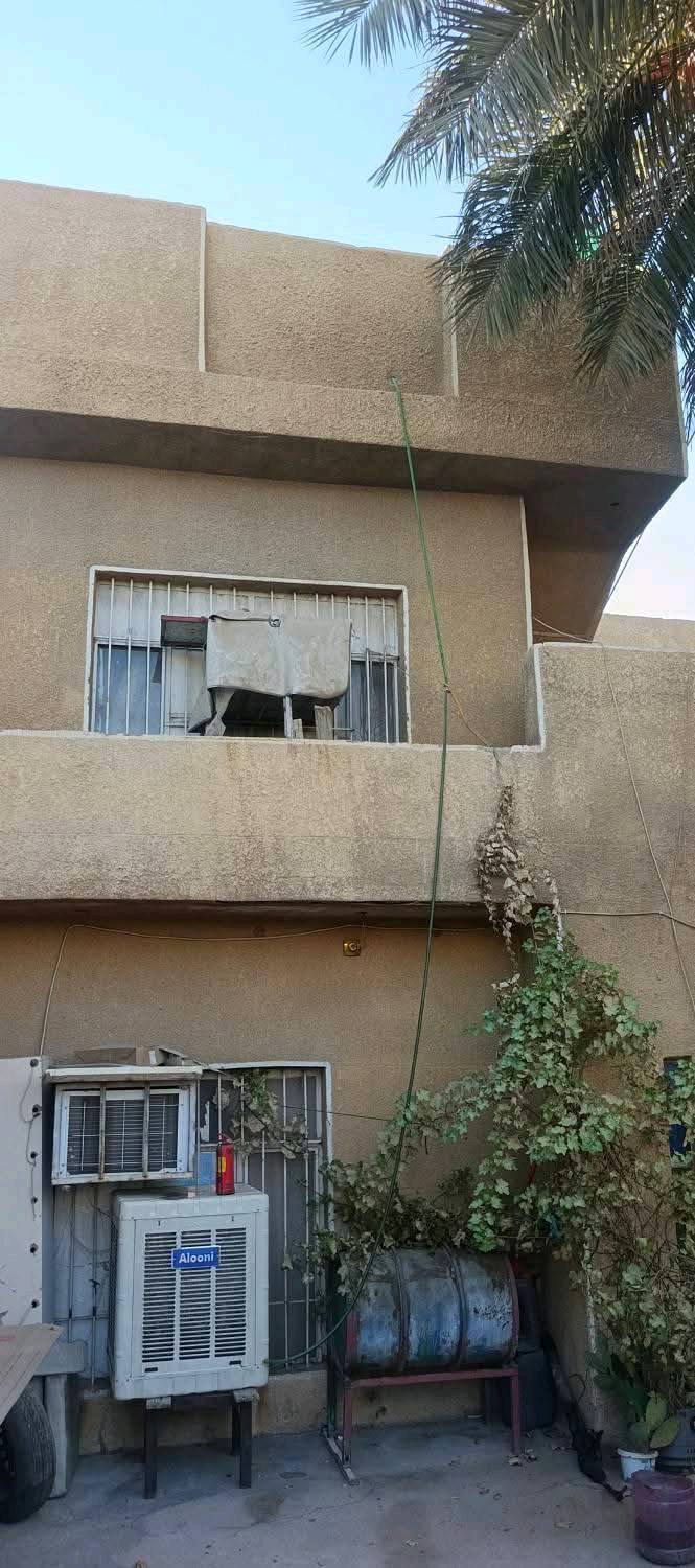 🏡 إعلان بيت للبيع 200 متر 🏡
#بسبب_وعود_كاذبه
السلام عليكم ورحمة الله وبركاته
🔹 بيت للبيع فقط 
البيت نظيف 
📐 المساحة: 200 متر مربع.
🏠 البناء: طابقان (بناء قديم).
🚗 يحتوي على كراجين 
ومدخلين.
الطابق الأول: 
✅ استقبال
✅ هول
✅ صالة
✅ مطبخ
✅ صحيات
✅ غرفة نوم
✅ ترك
الطابق الثاني:
 ✅ 3 غرف نوم
✅ سطحان
📍الموقع: أبو دشير – خلف السوق، 
📍قرب أسواق زرزور،
📍 شارع أسواق يوسف قبل الركن.
📞 للاستفسار: *********** أبو علي
*********** واتساب 
السعر: عند الاتصال.