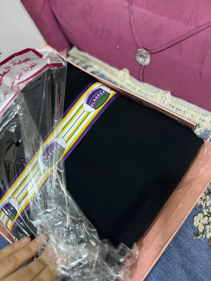 السلام عليكم بنات اشتريت هاي العبايه من شركة العقيق قماشها كلش راقي وسوادها فاحم واليعرف بالعبايات الراقيه يعرف اسعارهن اخذتها ب٩٠ واجتني عبايه هديه واريد ابيع هاي واريدها ب٧٥ وياها الخيط مالتها والركبه وشال والتعرف بالعبايات الراقيه تعرف اسعارهن شلونها ***********
