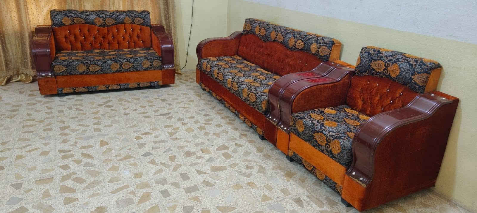 كنب ١٠ نفرات • عدد ٢ • نظيف