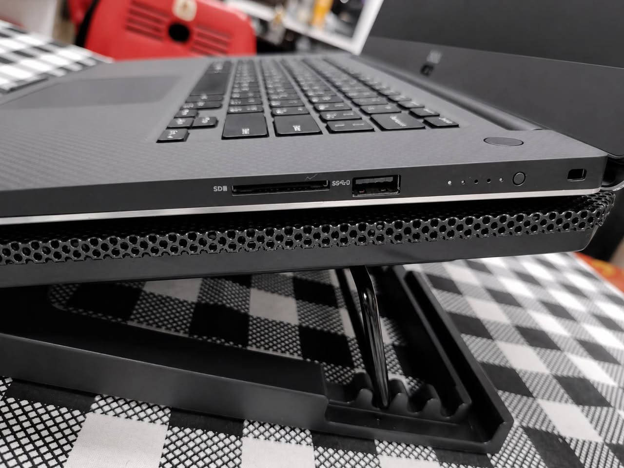 Dell Precision 5510 H فئة
✨ وصل حديثاً إلى مكتب الريادة للحاسبات ✨

💻 DELL Precision 5540 — جهاز عملي وأنيق يجمع بين القوة، السرعة، التصميم الاحترافي والجودة، ومناسب للطلاب والمهندسين 

والمصممين وأصحاب الأعمال والاستخدام اليومي.

🔥 المواصفات:

💎 المعالج: Intel Core i5 – الجيل التاسع H

💎 الرام: 8GB DDR4

💎 التخزين: 256GB SSD سريع

💎 الشاشة: 15.6" Full HD

💎 التصميم: سلفري أنيق واحترافي

💎 سلسلة Precision المخصصة للأعمال والأداء الاحترافي

💰 السعر: 385,000 دينار فقط

📌 جهاز بمواصفات قوية وسعر منافس، ومناسب

📌 للي يريد لابتوب يعتمد عليه بالعمل والدراسة والبرامج الهندسية والتصميم.

📌📍 مكتب الريادة للحاسبات

بغداد — الأمين الثانية

📲 واتساب: ***********

🎁 هدايا مجانية مع الجهاز 🎁

🖱️ ماوس

🖤 ماوس باد

🎒 حقيبة لابتوب

🔌 شاحن

✨ ومميزات إضافية مجانية:

💻 تنصيب وتجهيز الجهاز مجاناً

🚚 توصيل الجهاز مجاناً

🔥 كل هذا مع جهاز DELL Precision 5540 بسعر 385 ألف دينار فقط!

🔥 إذا تبحث عن جهاز يجمع بين الشكل الراقي والأداء العملي، الـ Precision 5540 خيار يستاهل!

📩 للاستفسار والحجز تواصل ويانا على الواتساب.
