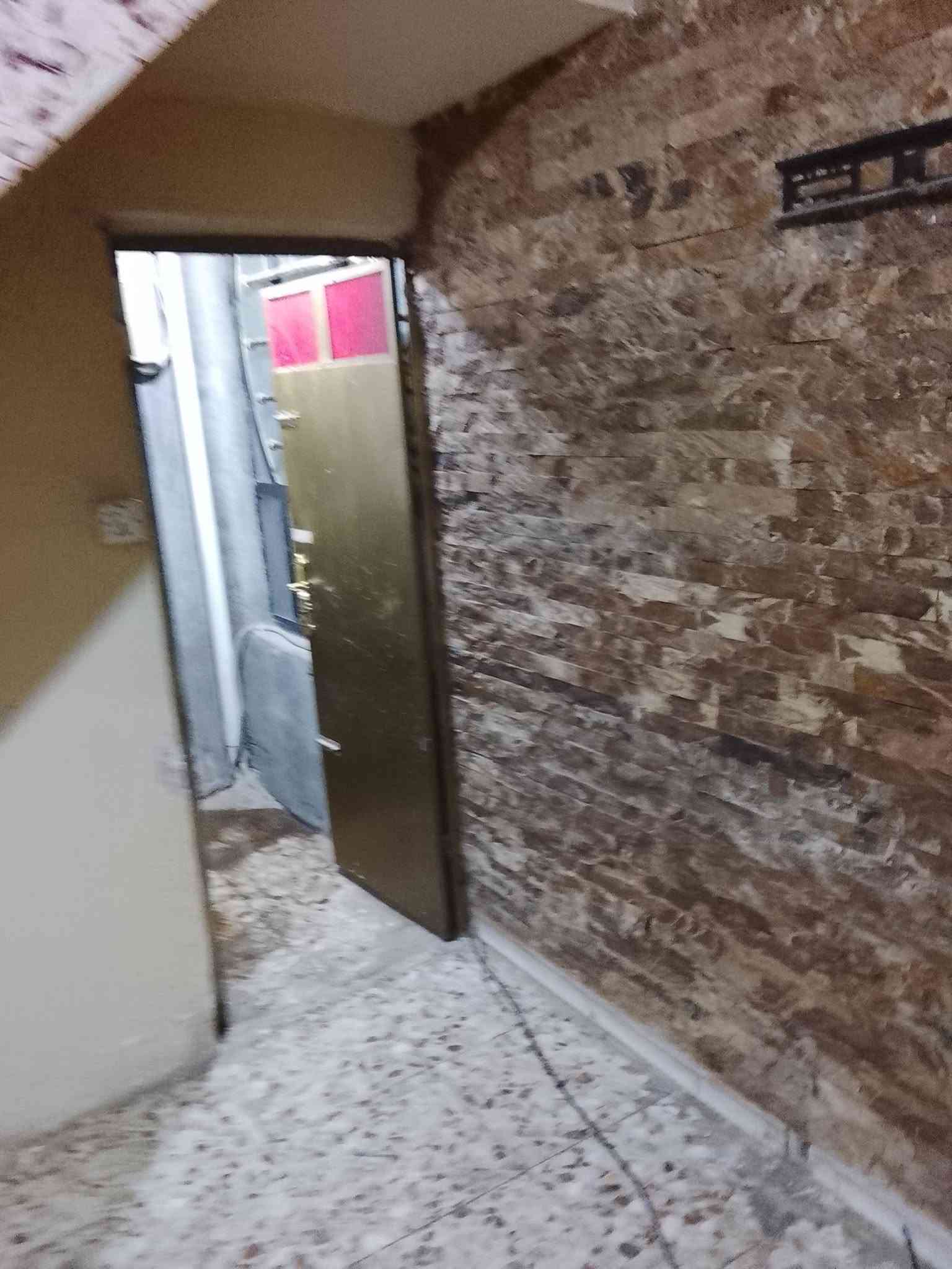 سلام عليكم بيت 50 متر زراعي بناء جديد وحديث الاربع شوارع ورا مدرسه قتيبه رقمي بي وتساب ***********
