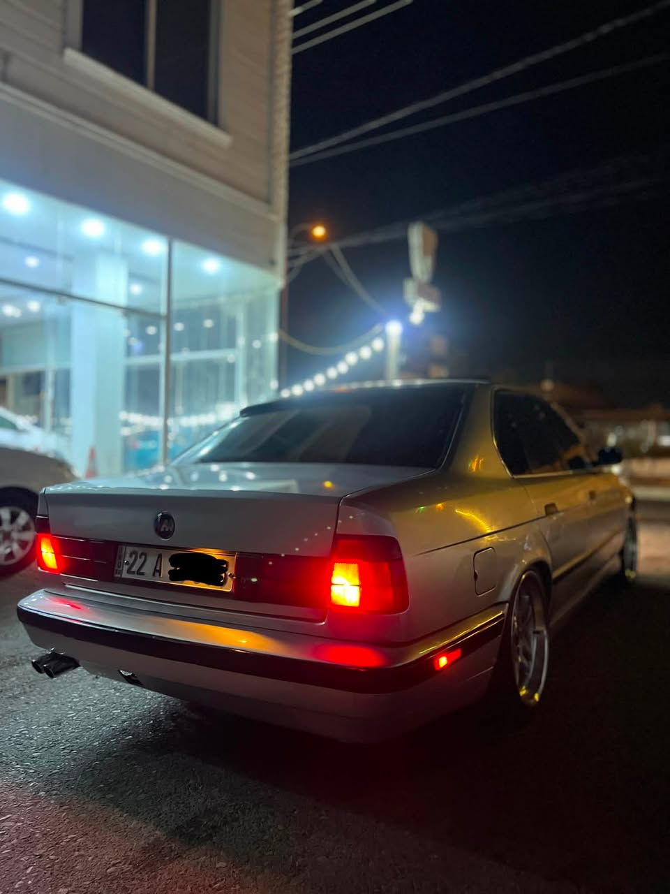 Bmw E34/1991/520گيرعادى
گيرومه كينه و ته بريد به شه رت
ته بريد له سلورى
ره قه م و سه نه وى نوييه تا2030
فول فولى گيرعاديه 
جوارتايه و ويلى m 18دووسايزى له ژيره
ناو خورفه ى جلدى ره ساسيه سوكان 95
شوين هه ولير ***********
