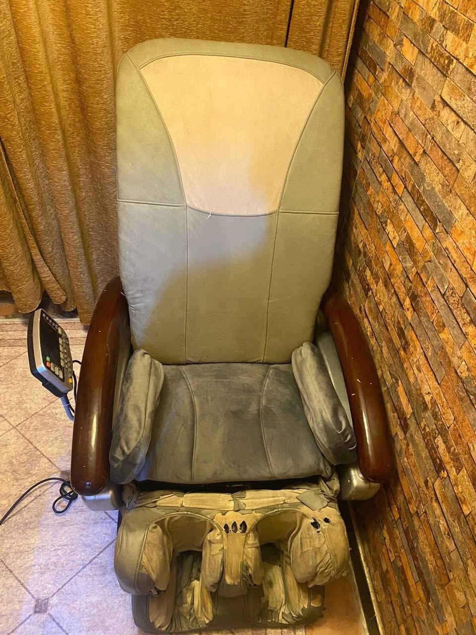 كرسي تدليك عام من الارجل الى الظهر التحكم من خلال شاشه سهل الاستخدام للاستفسار عن السعر والتفاصيل ***********وات ساب
