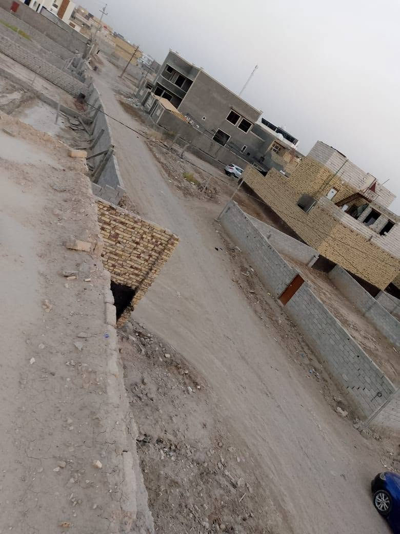 هيكل للبيع طابو زراعي ام الخيل المساحه 350متر كونكريت مسلح وشغله كله رفت صب مركزي  غرفتين نضام اسويت  وصاله وبراني ومطبخ وصيحيات داخلي وخارجي مناور وقريب للشارع العام وركن ع شارعين بناء درجه اولى قلعه مو هيكل السعر 100 بي مجال قليل سعره أكثر من هذا
