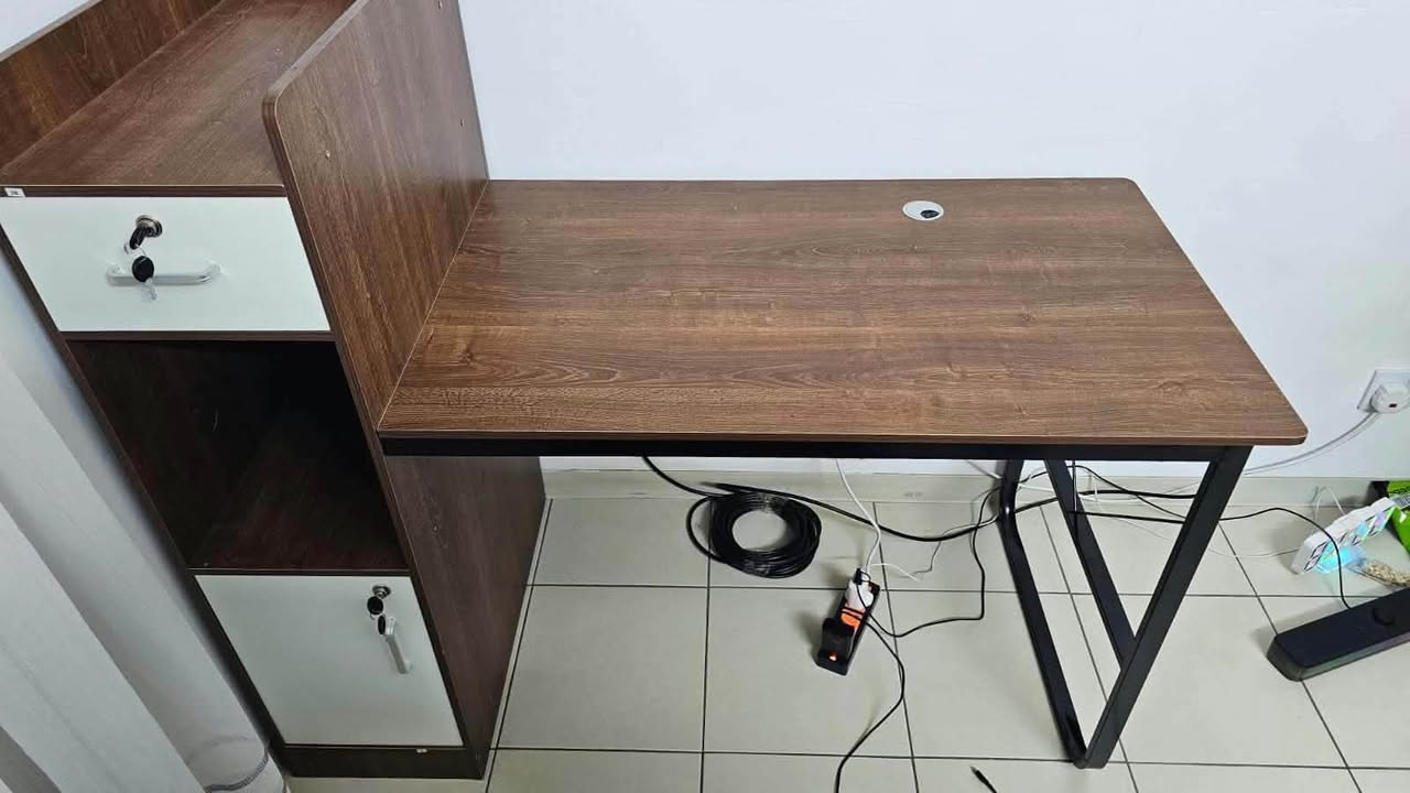 للبيع * كرسي كيمينك او كرسي دراسه
ميز دراسي او ميز كيمينك للبيع 

ثنينهم نظيفات جداً والميز جداً ممتاز مو خفيف

