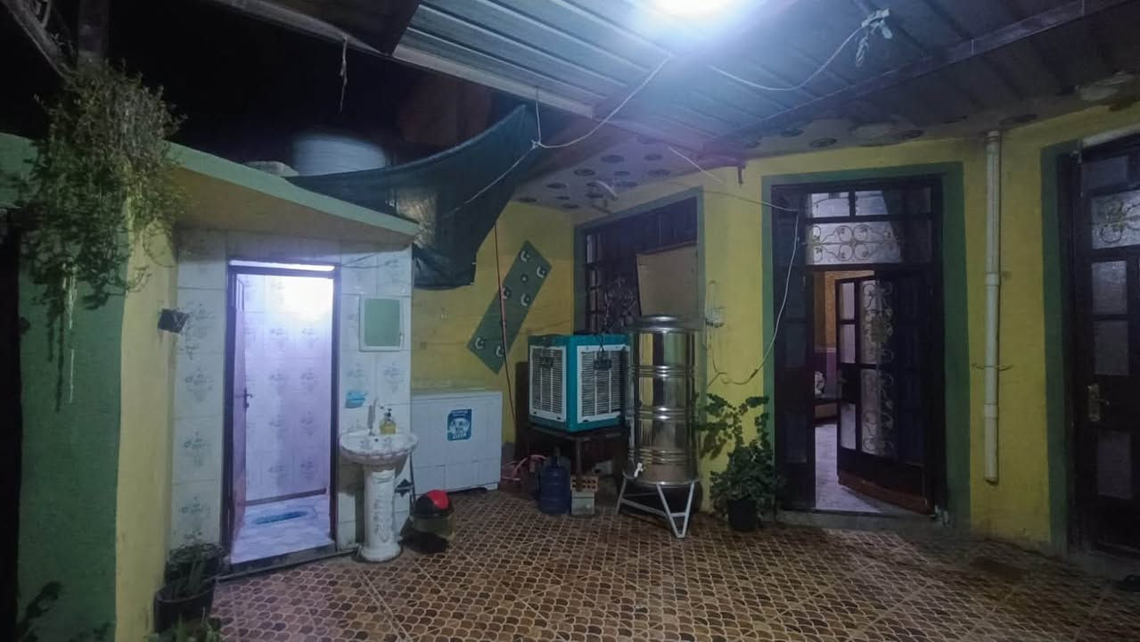 🏠 للبيع بيت في بعقوبة – طرق وجسور

📐 مساحة الأرض: 100 متر
🏢 البناء: طابقين
🛏️ غرف: 2
🚿 حمامات: 2
📜 السند: طابو صرف – سند 25
📍 الموقع: بعقوبه مقابل  طرق وجسور
🛣️ البيت على فرع، وظهر البيت على شارع عام ⭐

✨ البيت موقعه ممتاز ومناسب للسكن، وقريب من الشارع العام.

💰 السعر: 115مليون دينار قابل للتفاوض بسيط

📞 للجادين والاستفسار: مراسلة خاص
***********
