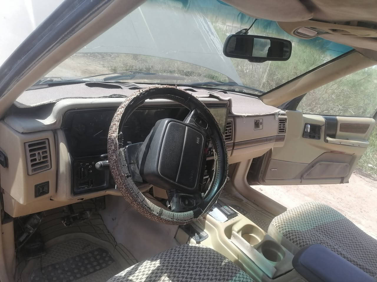 سلام عليكم جيب شيروكي رقم بغداد  موديل 95 مكينه فيفيتي  كير وتماتيك سياره جاهزه بيها ترتيبات  بسيطه  المالك موجود سياره بل الناصريه رايده45وبيه مجالل الاستفسار الاتصال على الرقم ‏‪***********‬‏
