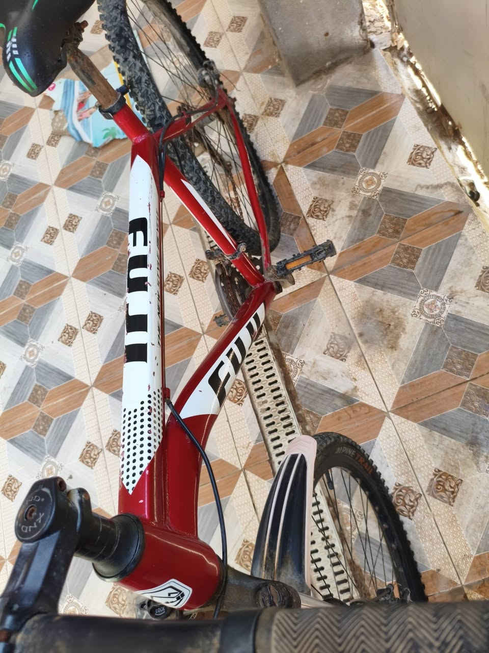 بايسكل جبلي نوع fuji بي كم مشكله تايرات مابيهن شي بس منقصات هوا البريك وحده تشتغل وحده لا بايسكل نفس ما شوفه بي زنجار وزنجيل ناقصه دهن ولبدالات مال زنجيل عطلانات اريده 115 وبي مجال مكاني ب بالاكوات ثالثه مقابيل مدينة النرجس 
رقمي ***********
