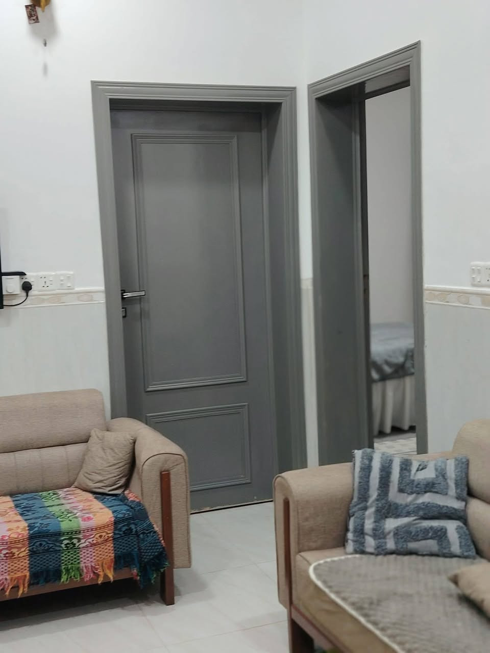 بيت مع شقه للبيع مساحه 100 ركن في القشله خلف مدرسه الواقف الشعيي
#البيت  
غرفتين وصاله وبراني ومطبخ وصحيات 
#الشقه
غرفتين و صاله ومطبخ وصحيات 
***********
